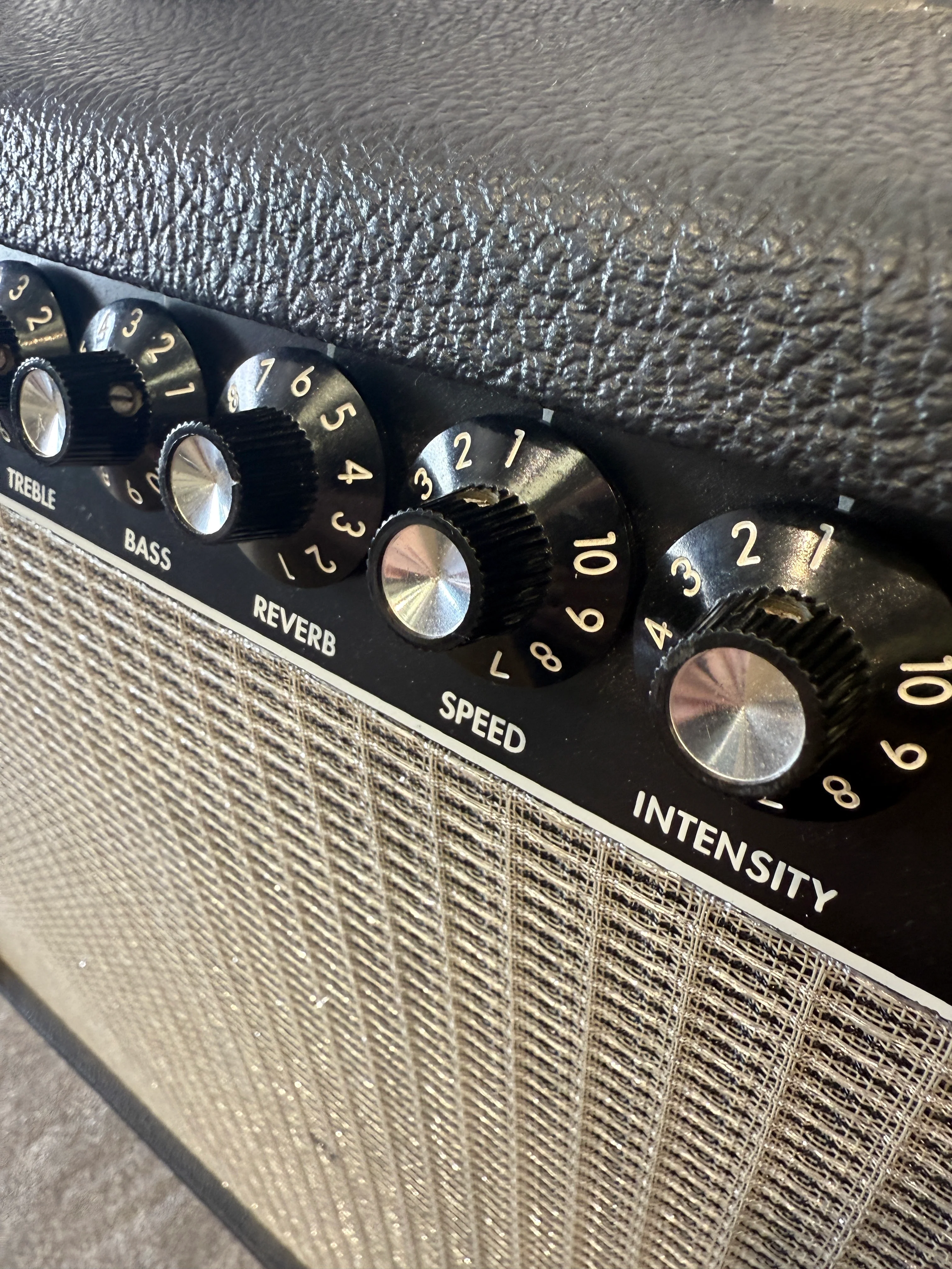 Fender '64 Vibroverb Custom Reissue Combo Amp – Hand-Wired, Excellent Condition, Vintage Tone - Image 4