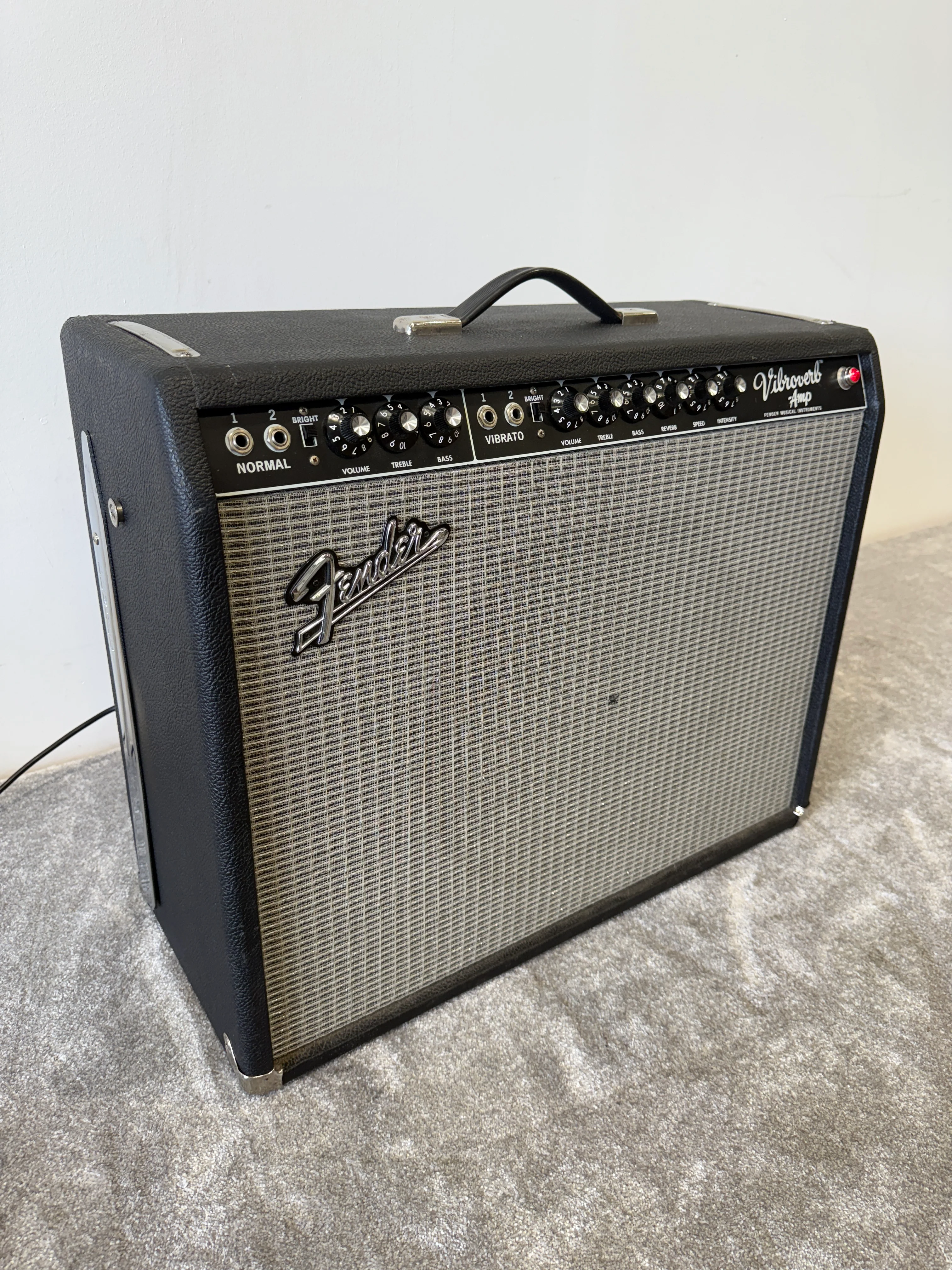 Fender '64 Vibroverb Custom Reissue Combo Amp – Hand-Wired, Excellent Condition, Vintage Tone - Image 6