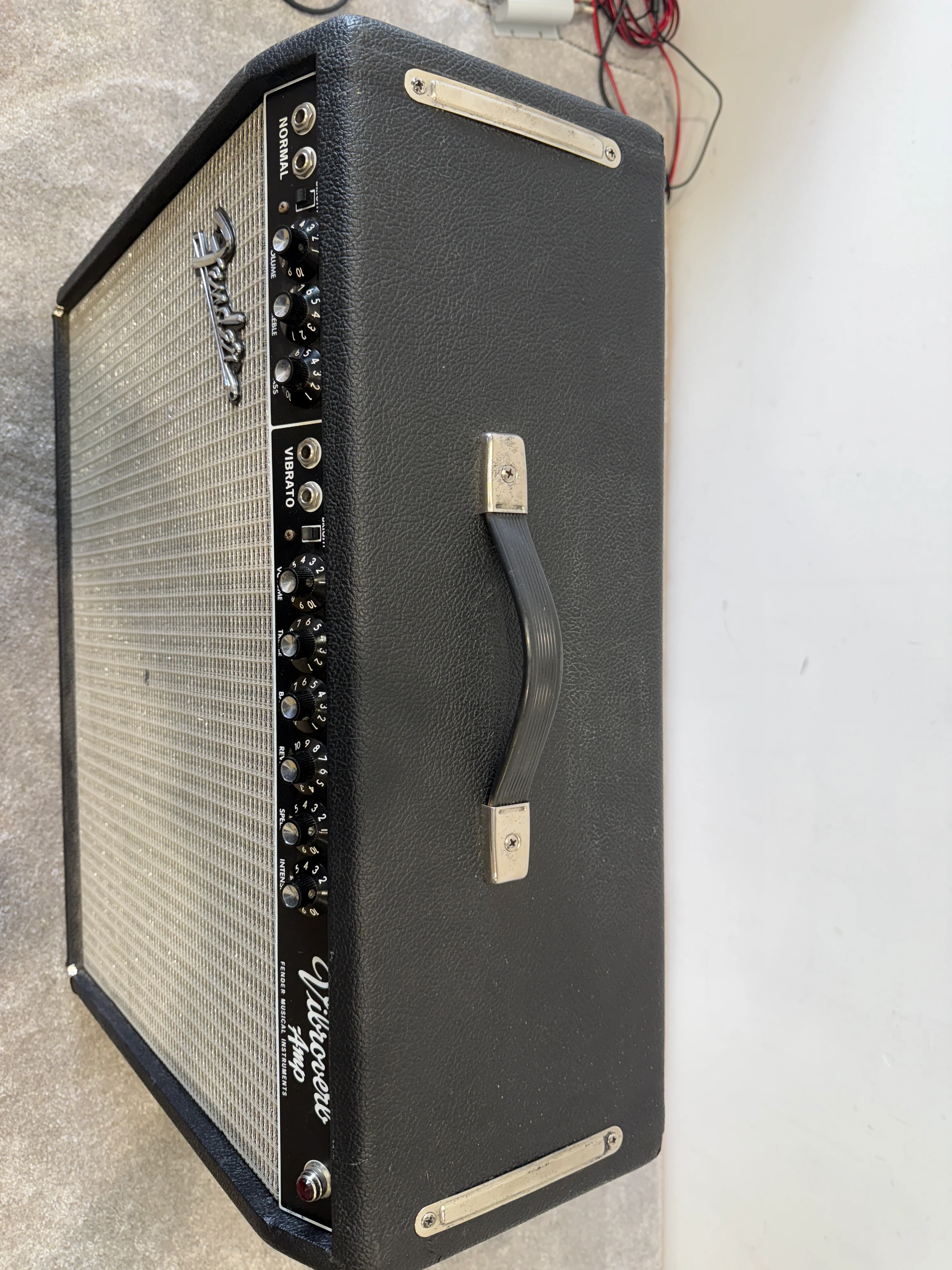 Fender '64 Vibroverb Custom Reissue Combo Amp – Hand-Wired, Excellent Condition, Vintage Tone - Image 8