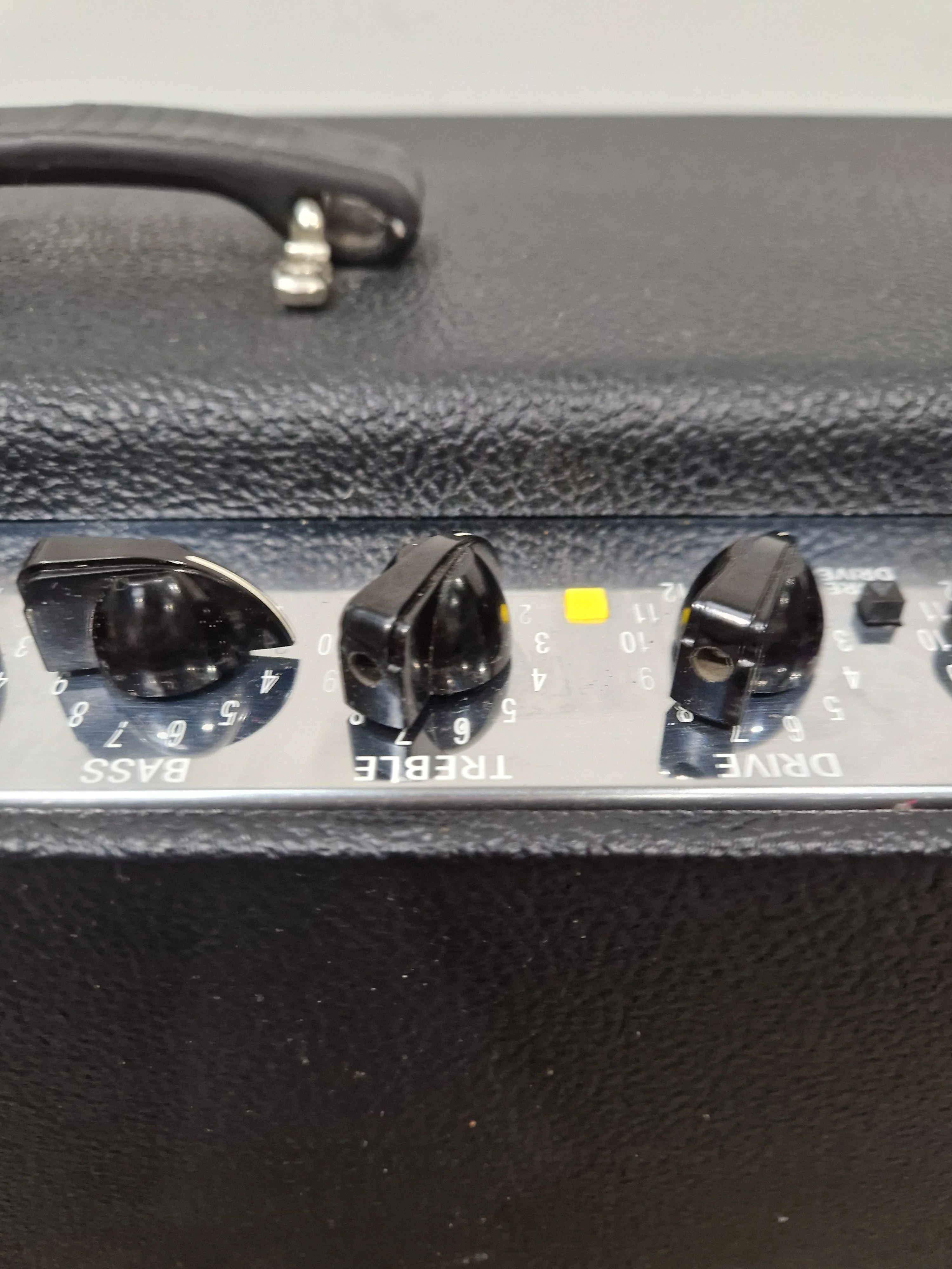 Fender DeVille 212 - Guitar Amplifier - 2x12" - Excellent w/ Cables - Image 9
