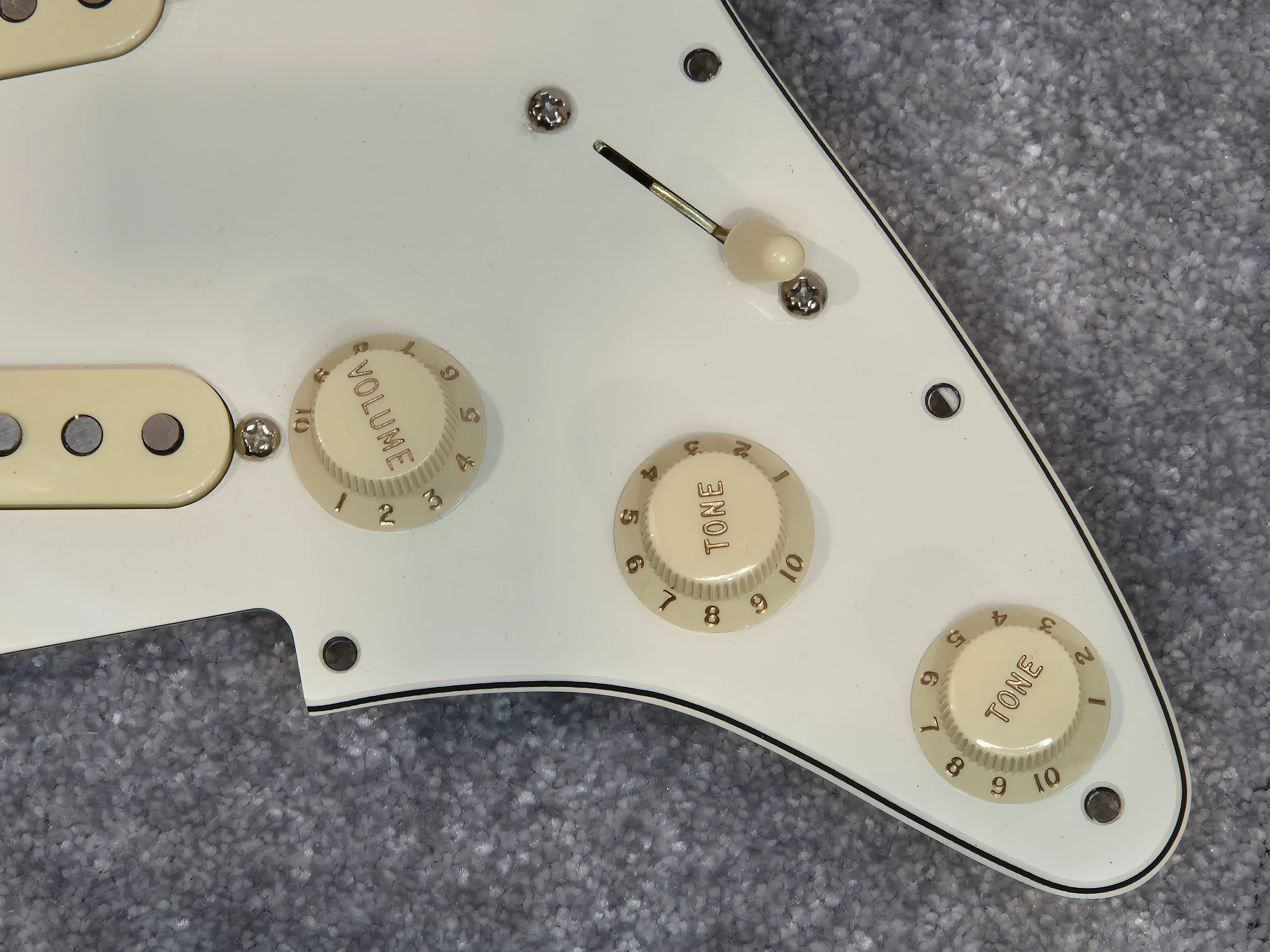Genuine Fender Pre Wired Stratocaster Loaded Pickguard - White - Image 3