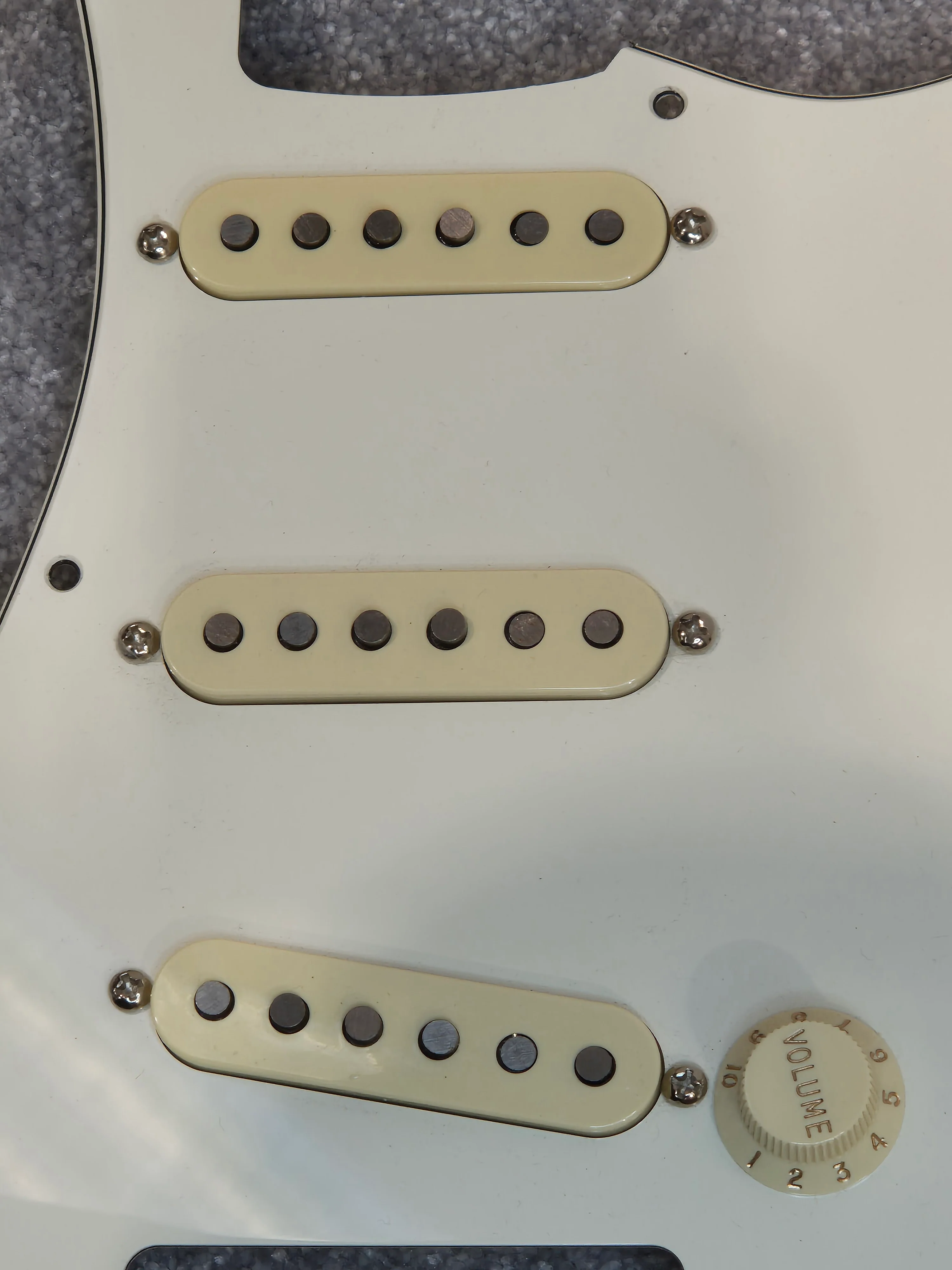 Genuine Fender Pre Wired Stratocaster Loaded Pickguard - White - Image 4