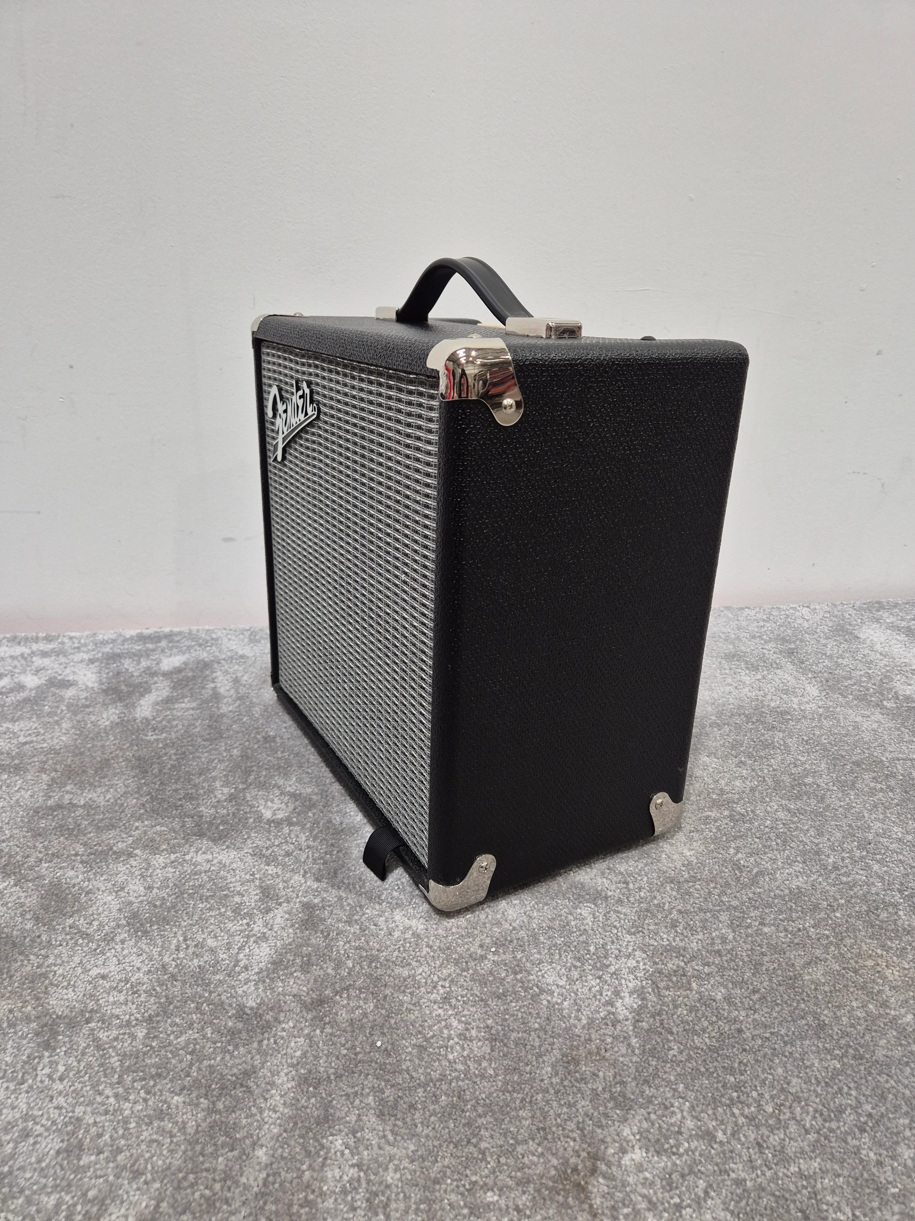 Fender Rumble 15 Bass Combo Amplifier - Image 2
