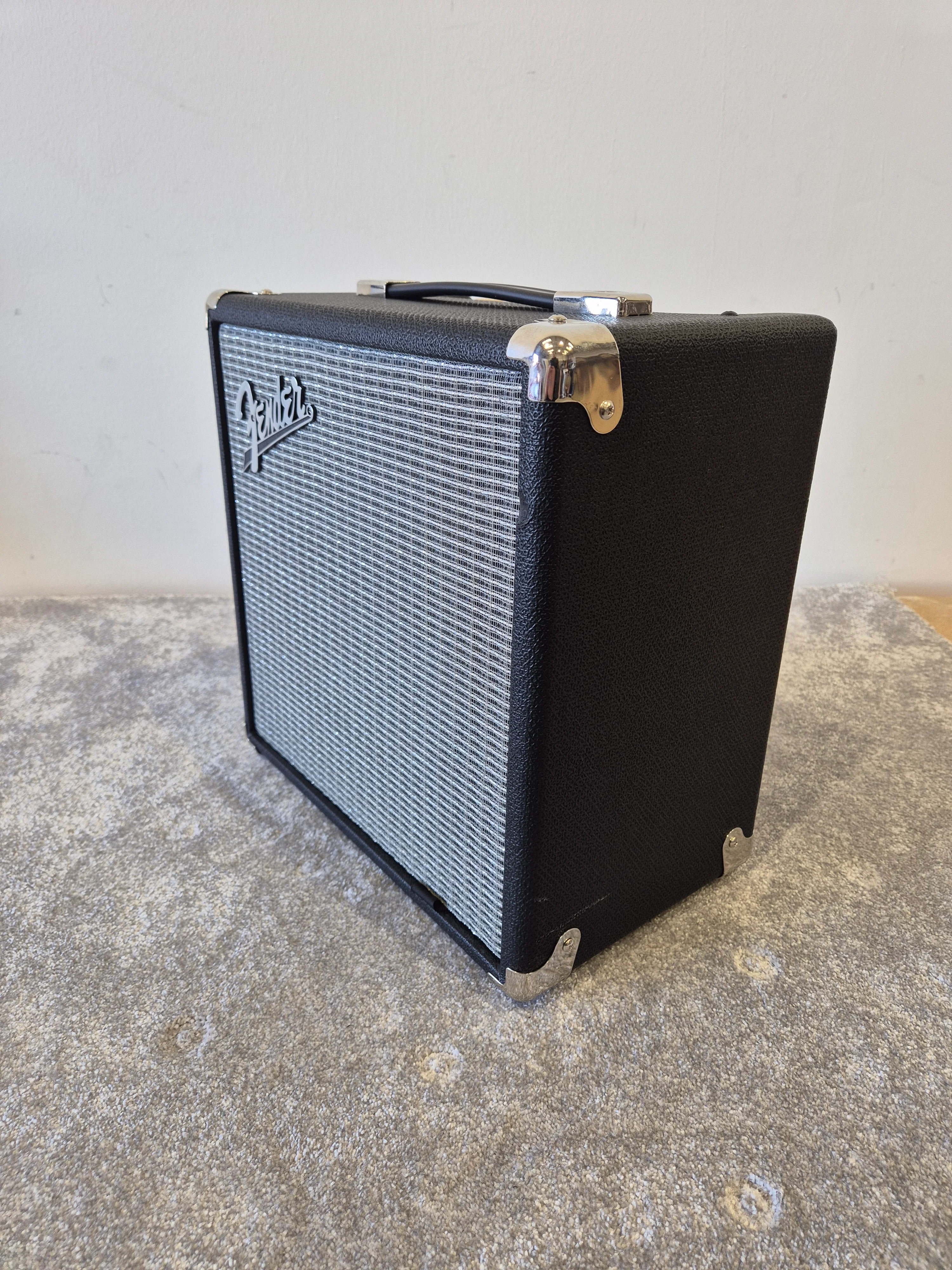 Fender Rumble 15 - Compact and Portable Bass Amplifier - Image 2
