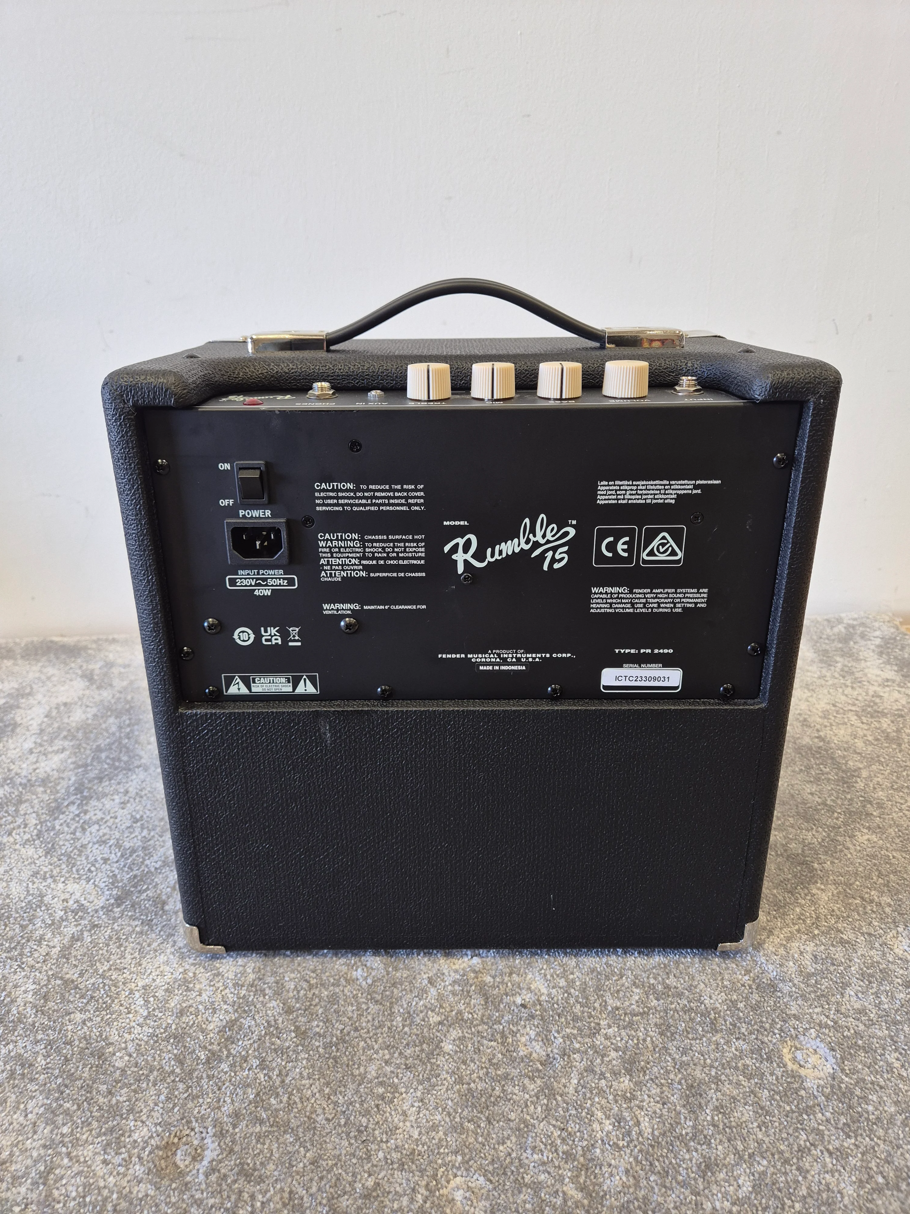 Fender Rumble 15 - Compact and Portable Bass Amplifier - Image 4