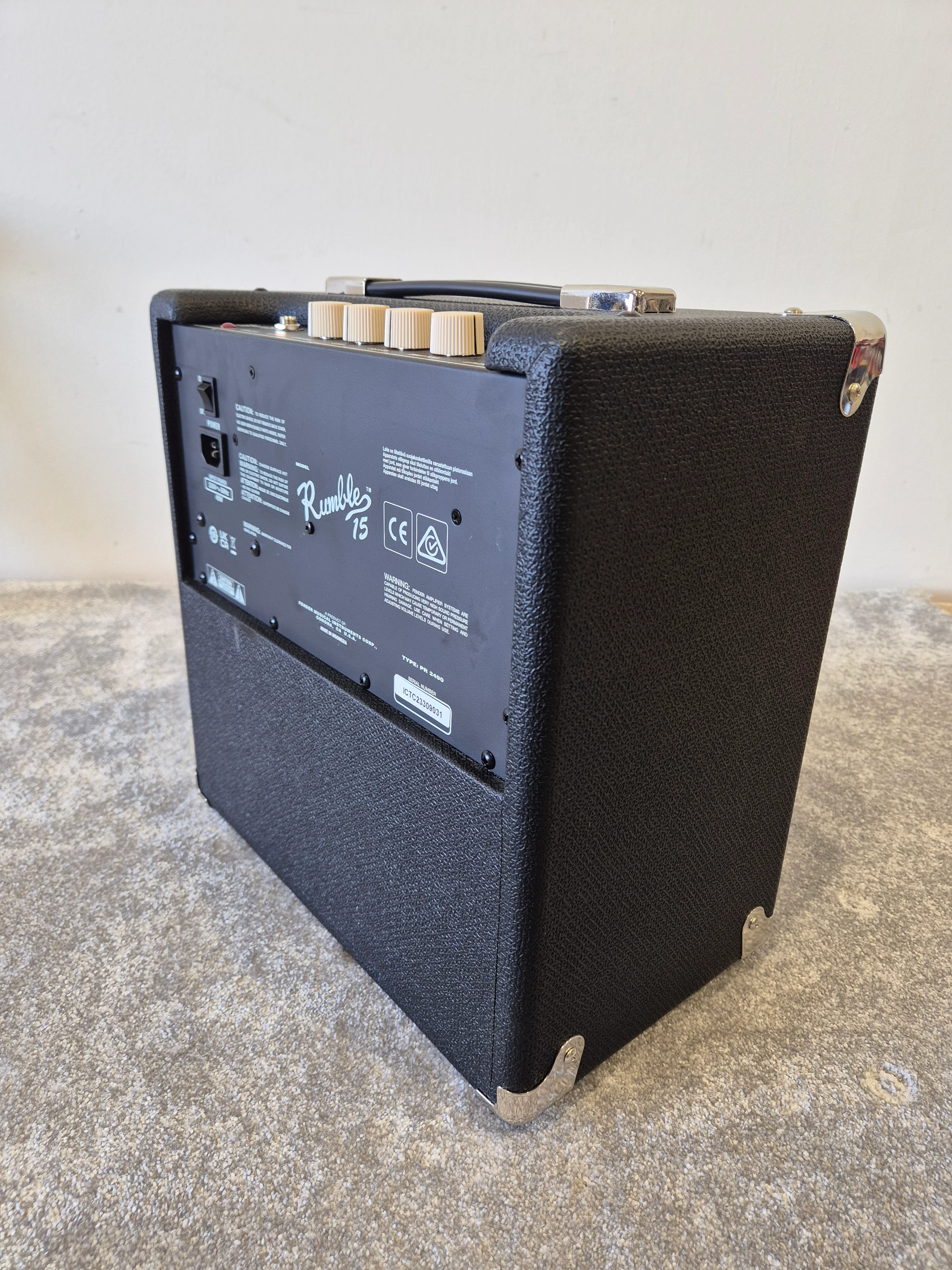Fender Rumble 15 - Compact and Portable Bass Amplifier - Image 6
