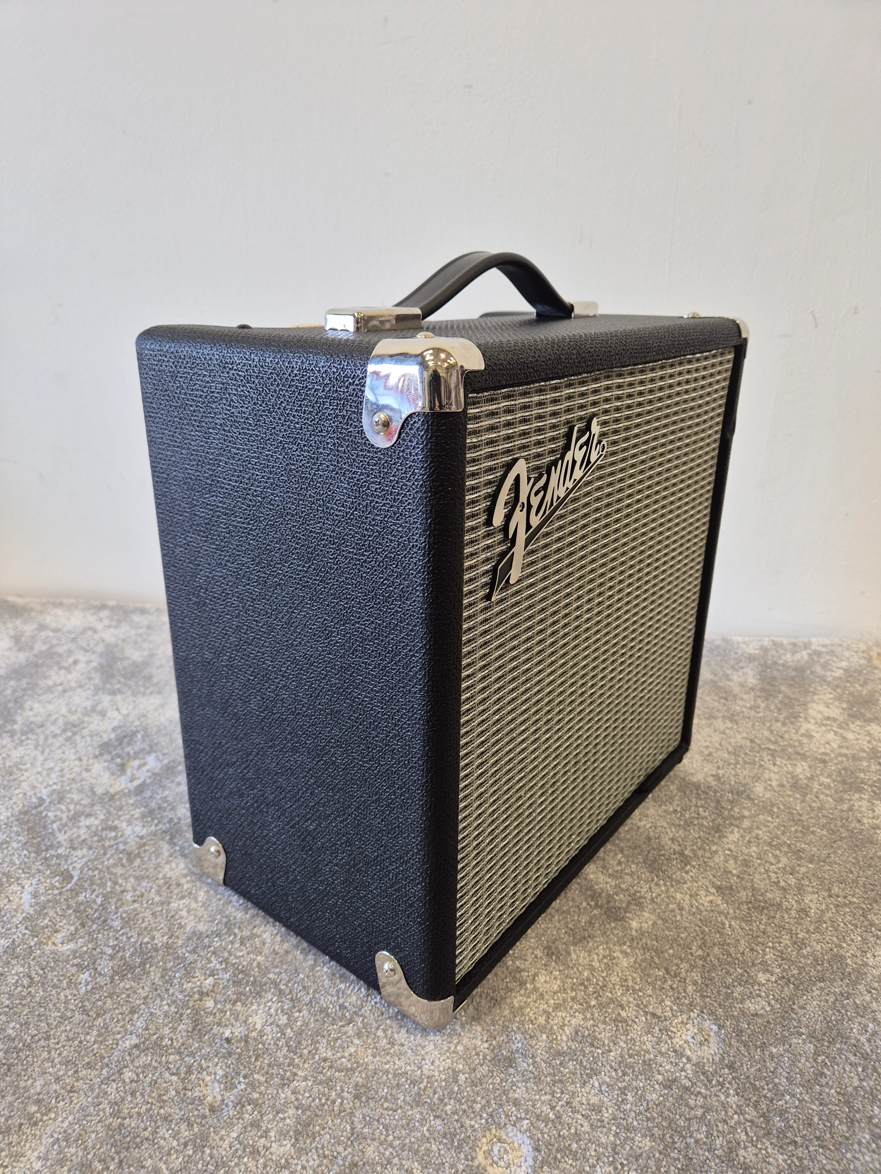 Fender Rumble 15 - Compact and Portable Bass Amplifier - Image 8