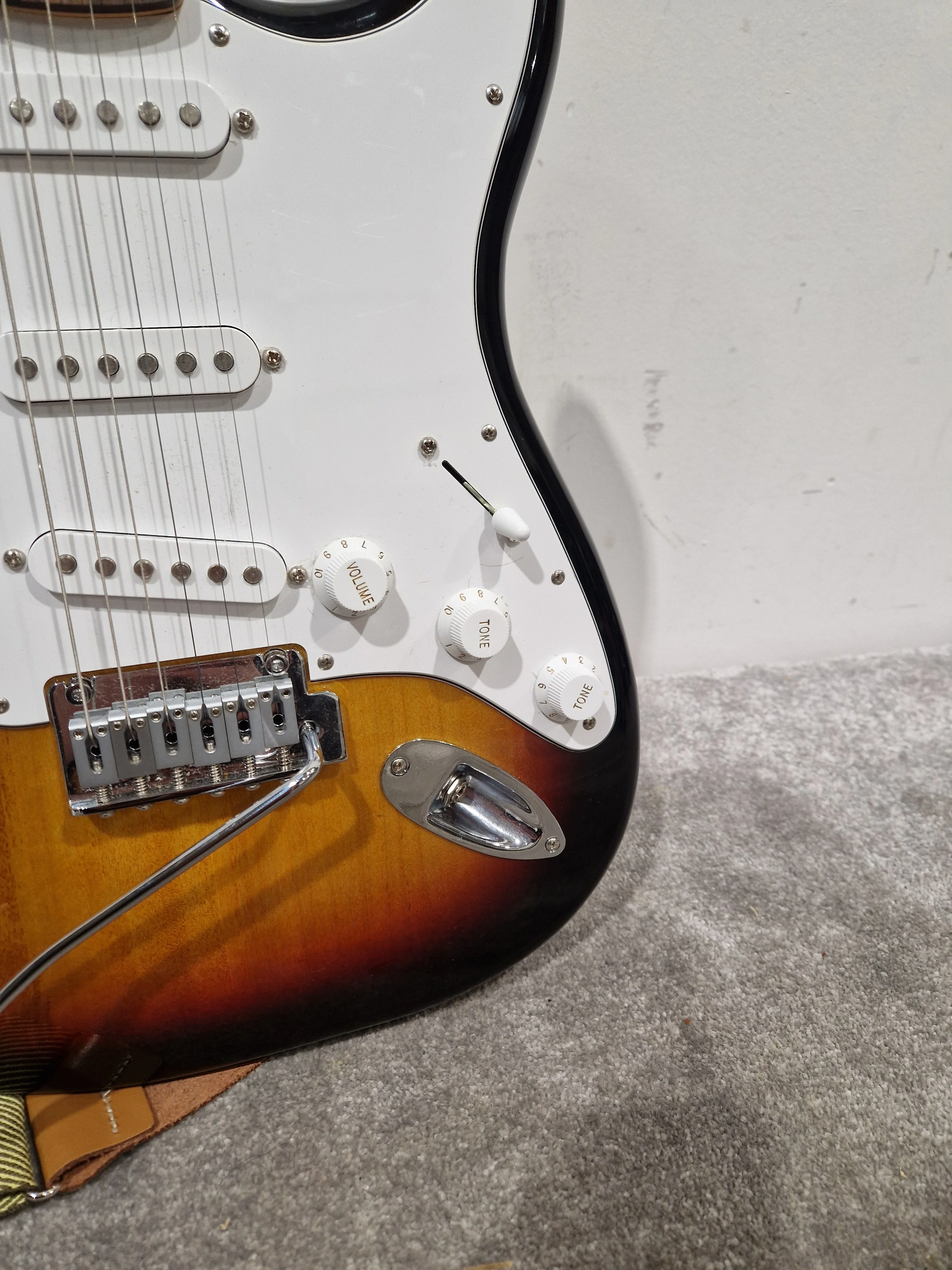 Fender Standard Stratocaster LRL WPG-3TS – 3-Tone Sunburst – Crafted in Indonesia (2023) – Excellent w/ Strap - Image 6