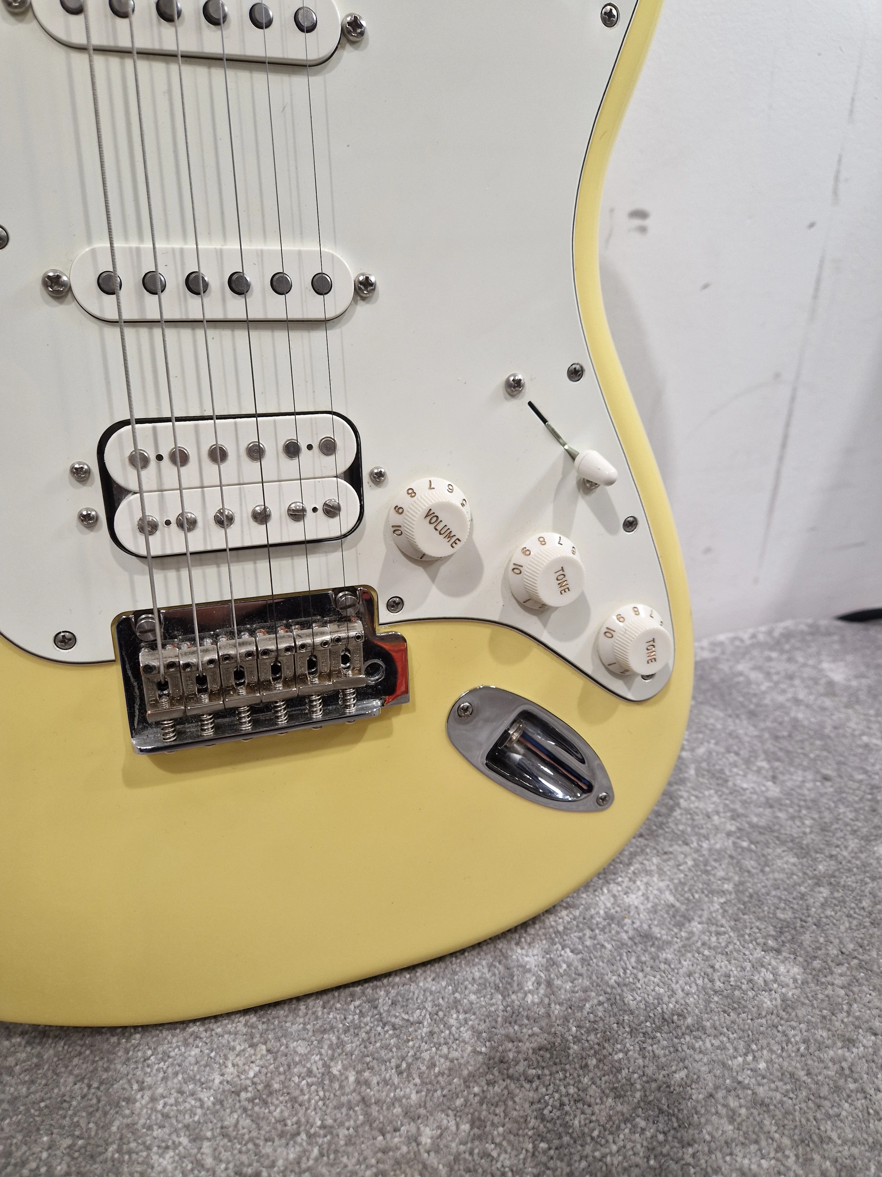 Fender Stratocaster Series Player 2 - Versatile Tone Electric Guitar - Excellent w/ Original Box & Soft Case - Image 4