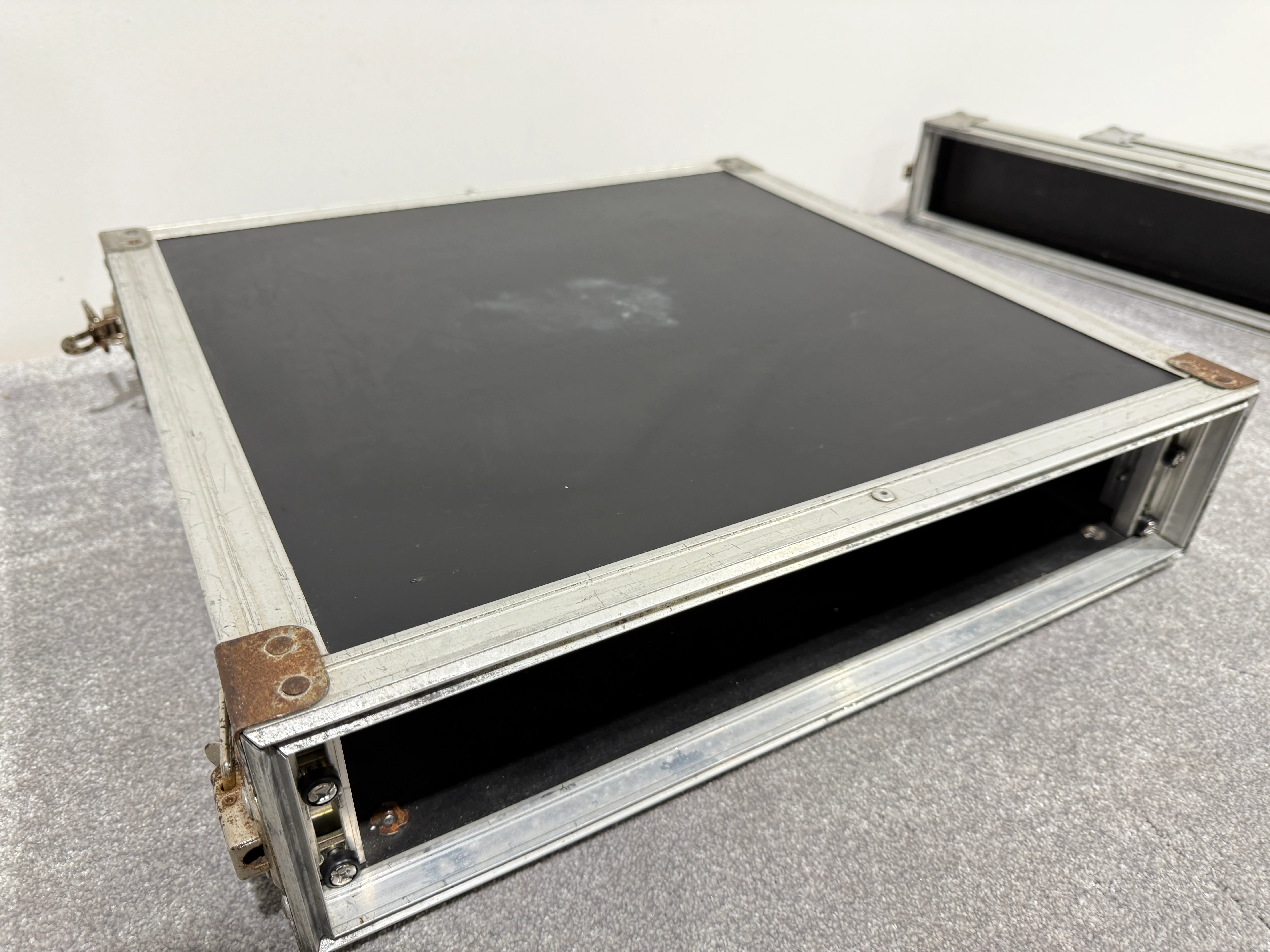 Flight Case for DJ / Disco Equipment - Size 2U with Handle - Image 2