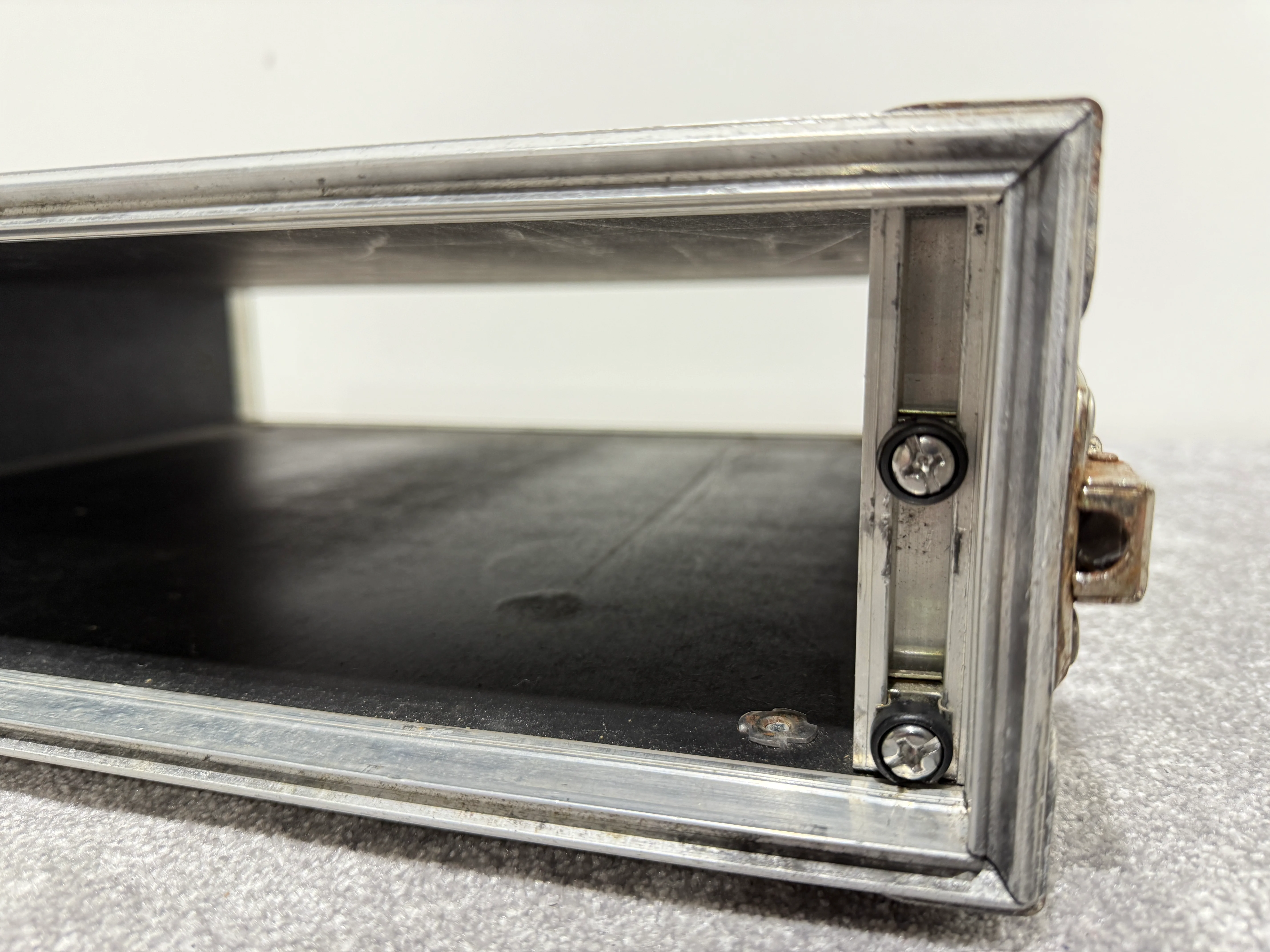 Flight Case for DJ / Disco Equipment - Size 2U with Handle - Image 3
