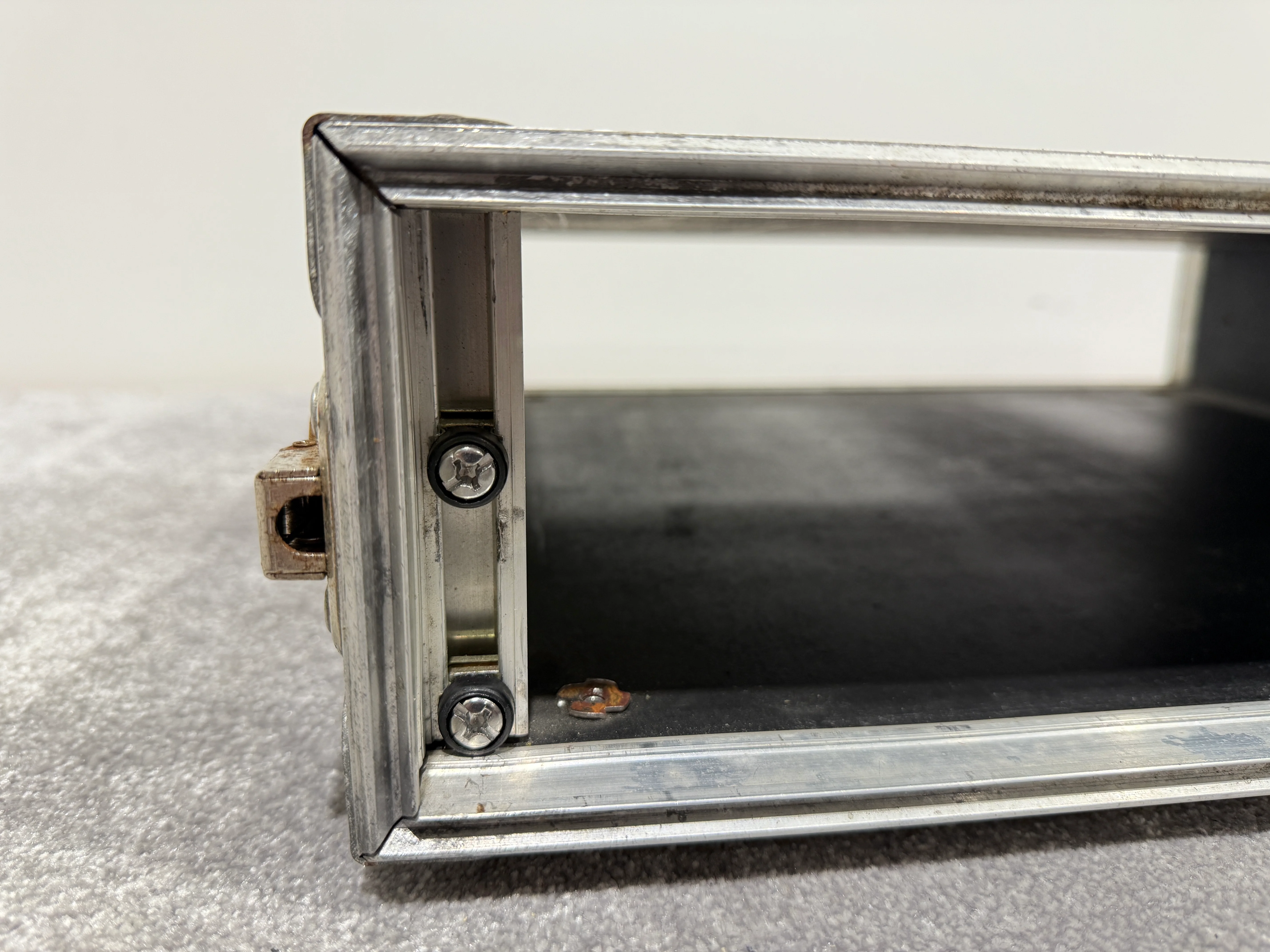 Flight Case for DJ / Disco Equipment - Size 2U with Handle - Image 4