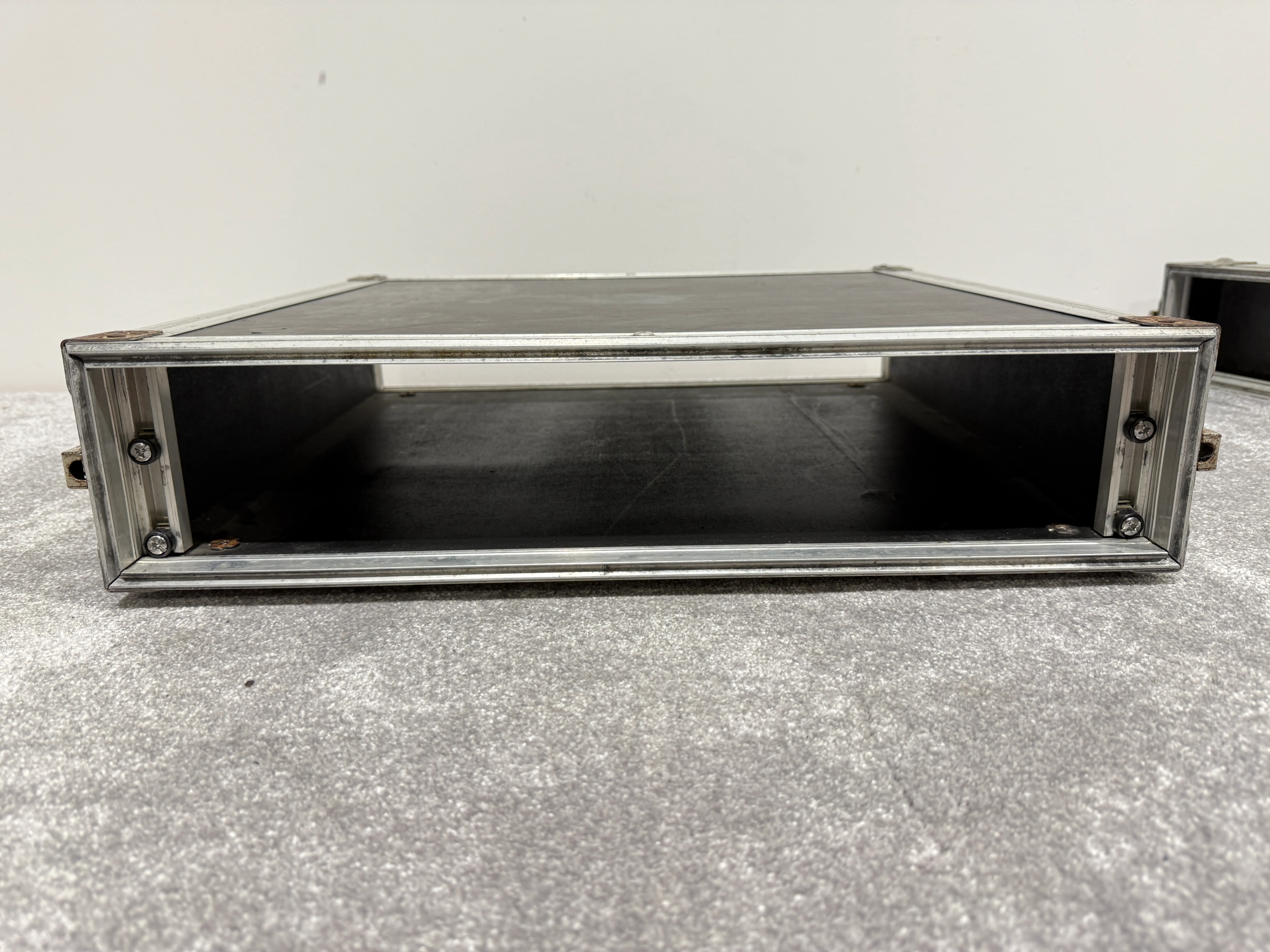 Flight Case for DJ / Disco Equipment - Size 2U with Handle - Image 5
