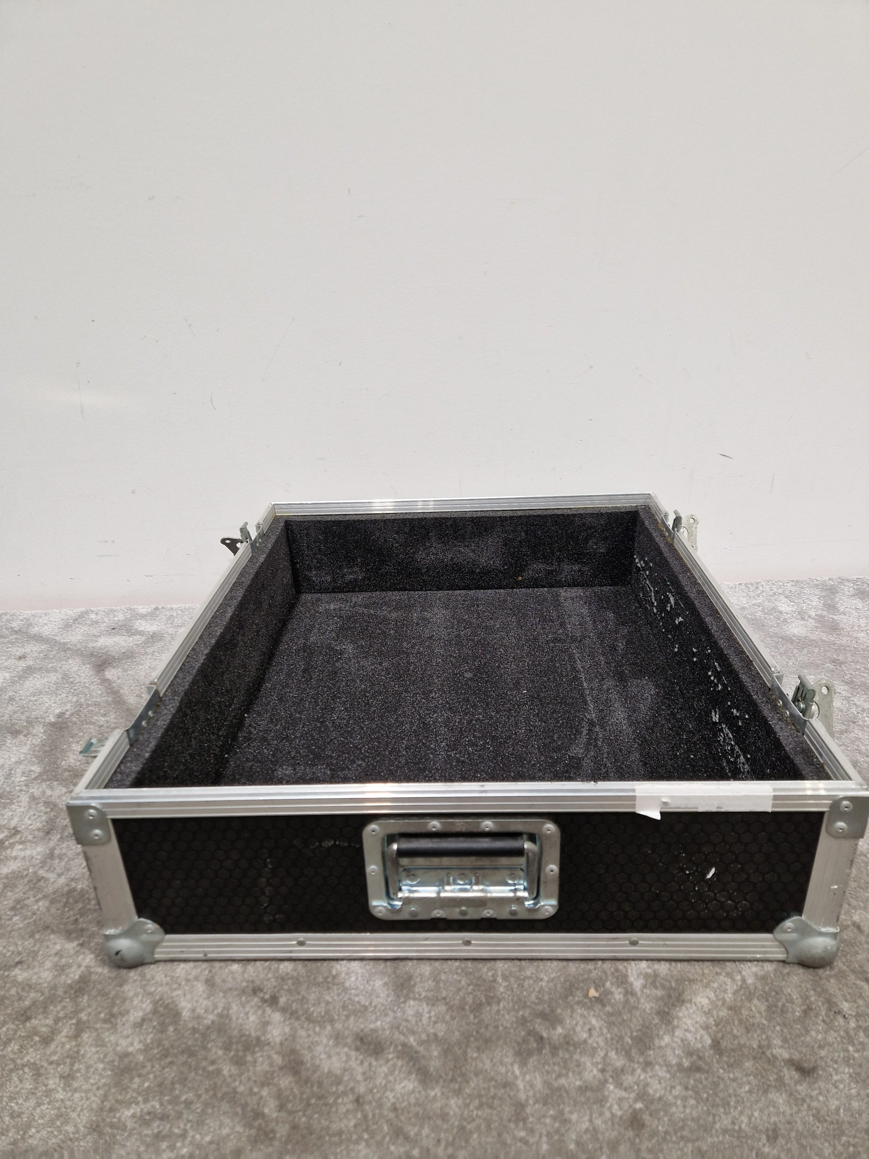 Flight Case Warehouse Flight Case 66cmX24cmX50cm - Heavy-Duty Protection - Excellent - Image 4