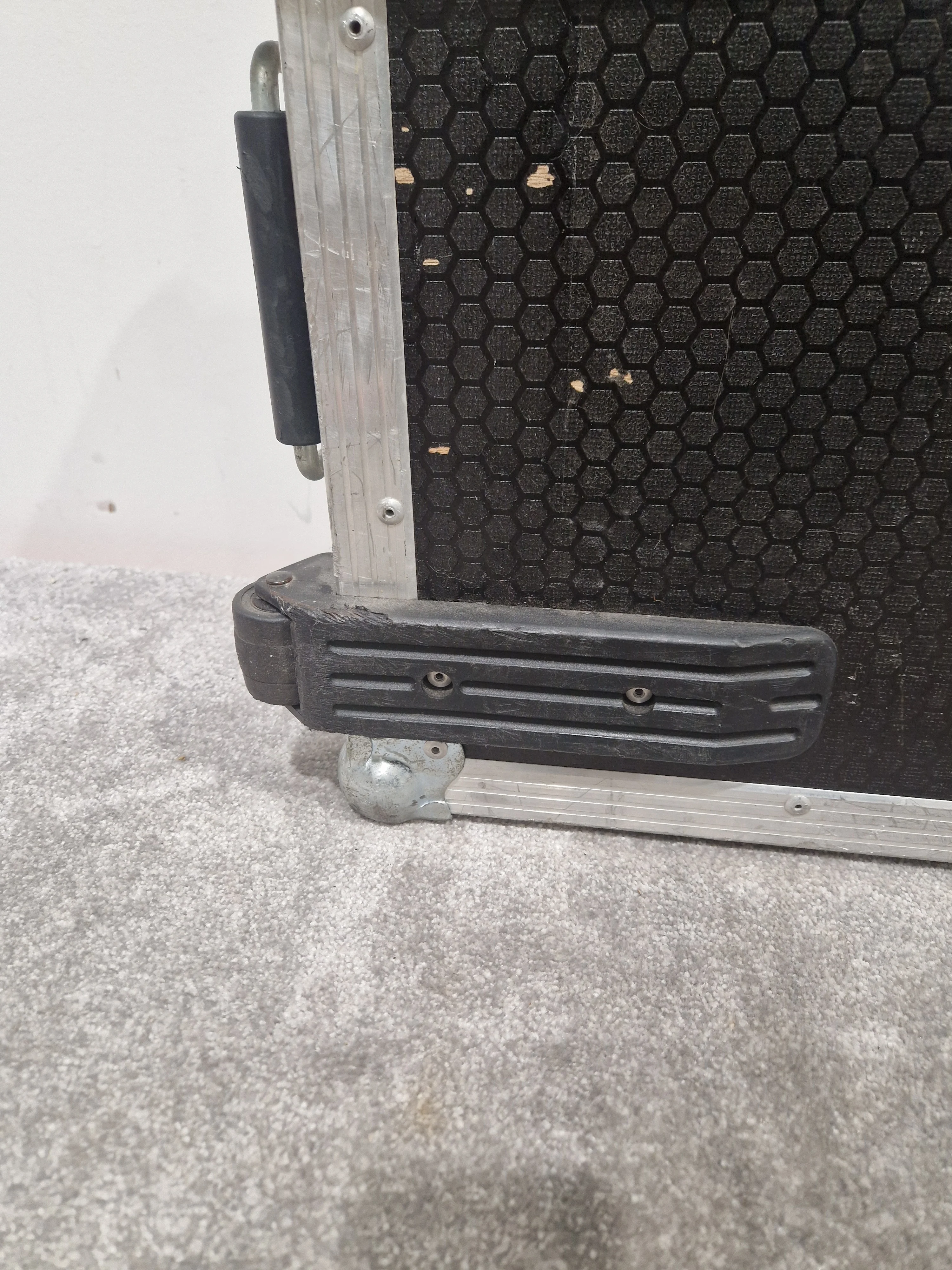 FlightCaseWarehouse - Guitar Flight Case - 120x40x15cm - Excellent - Image 8