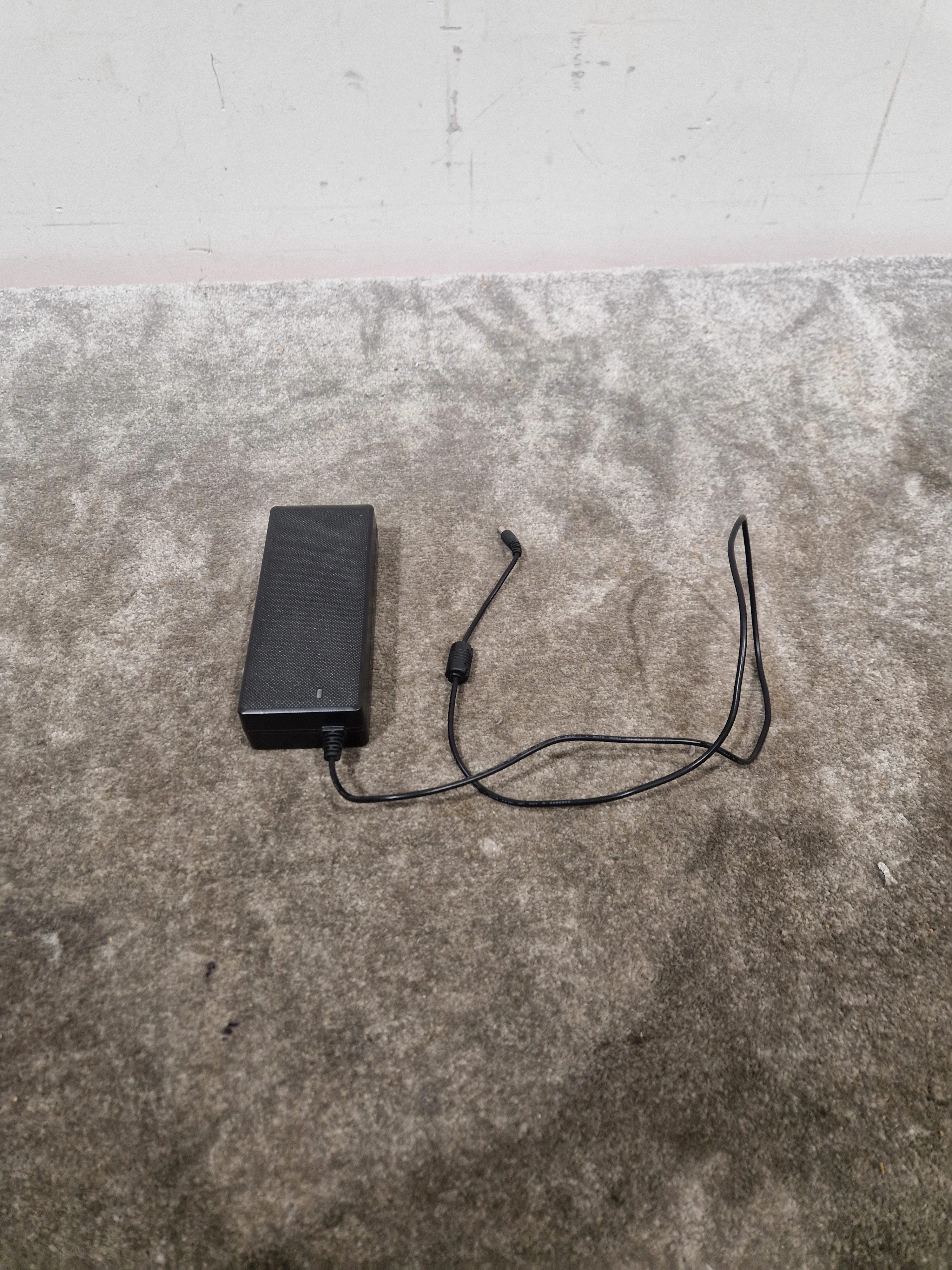 Flypower Switching Adapter PS120C200Y6000M - Excellent - Image 3