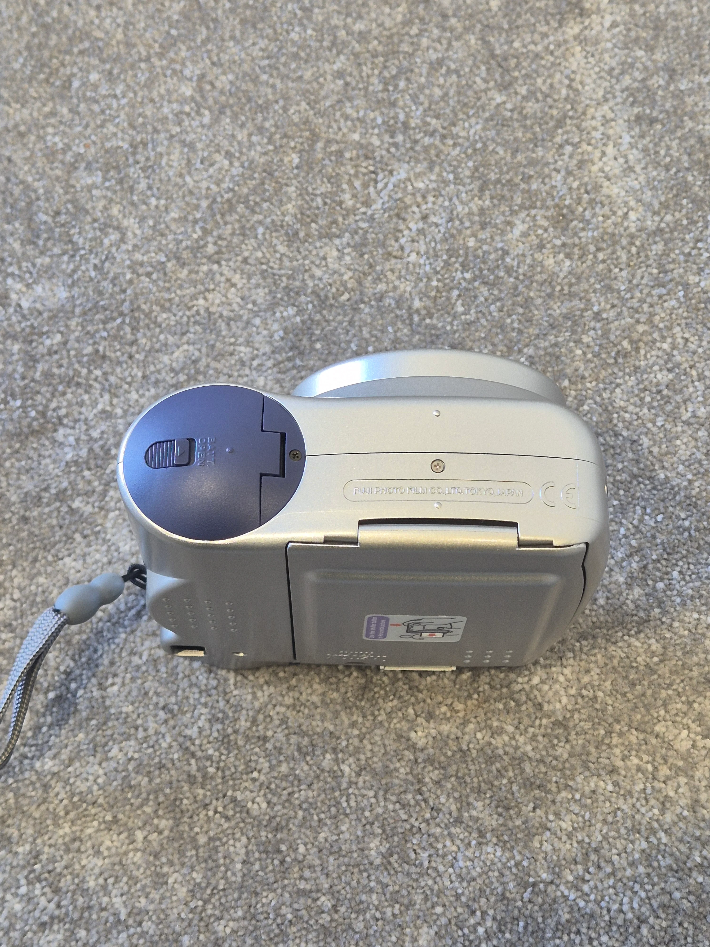 Fujifilm Instax Mini 10 - Instant Film Camera (Spares or Repairs) - Image 8