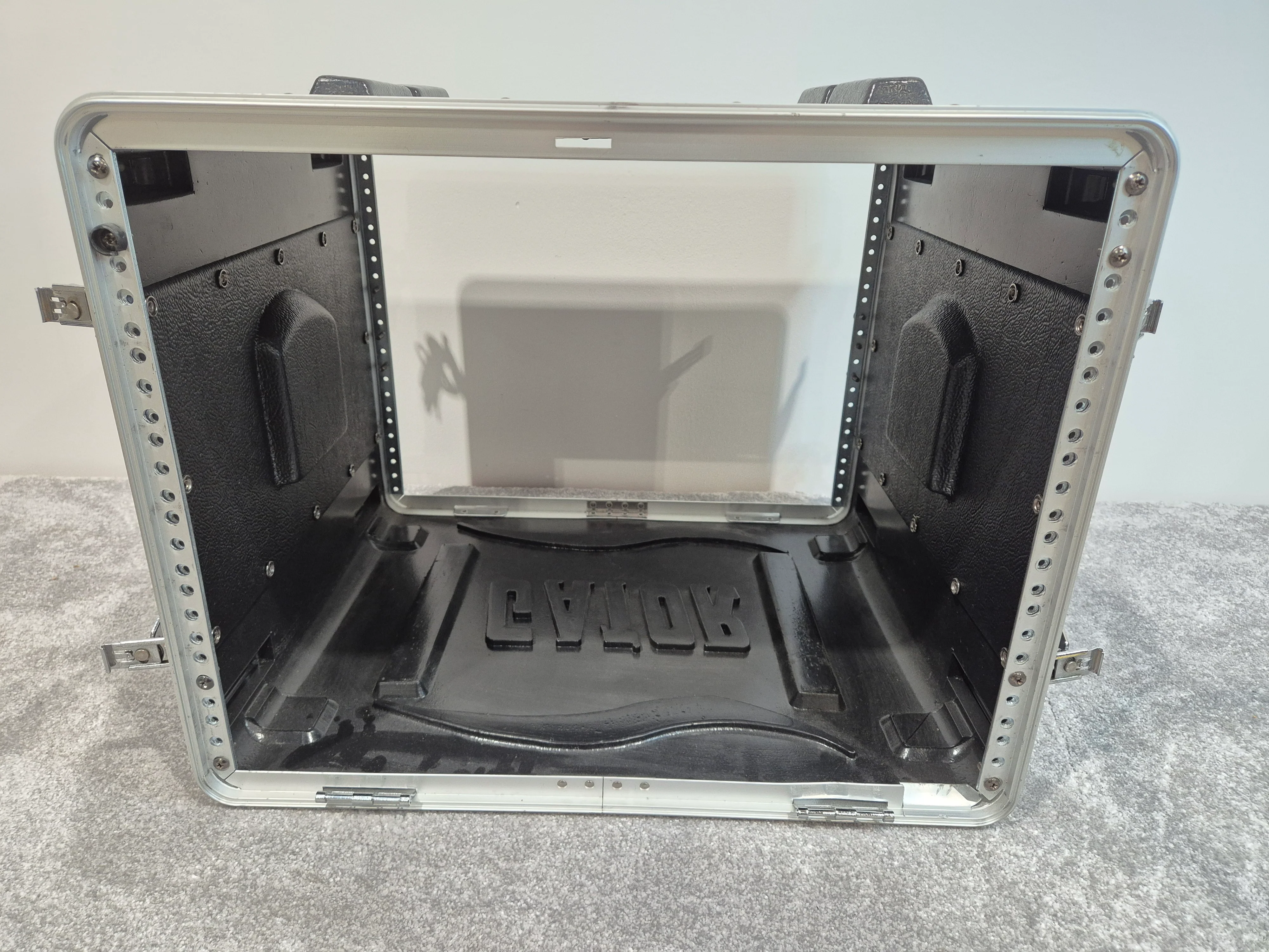 Gator 8u - Black Plastic / Metal Rack Mount Flight Case - Image 7