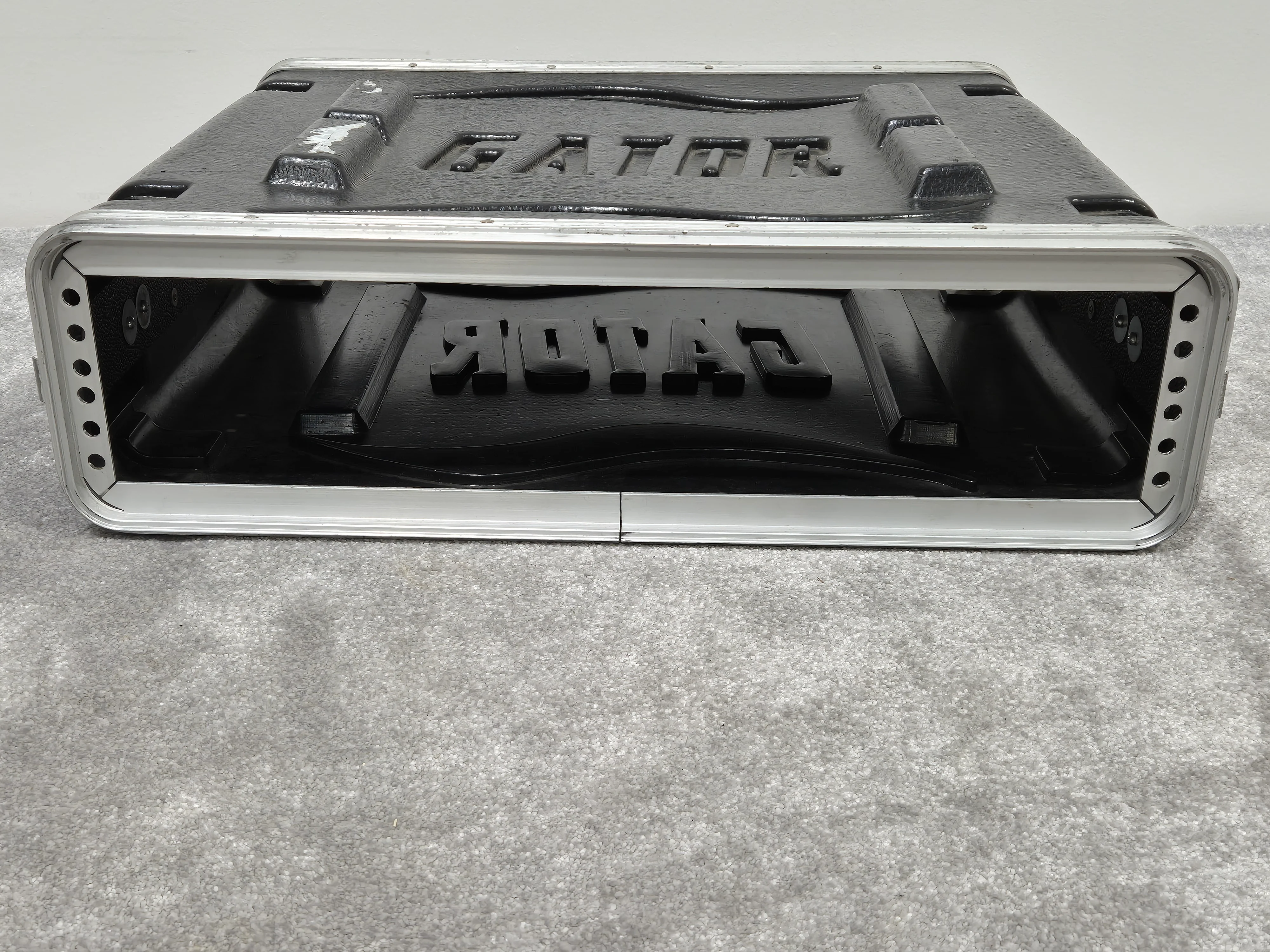 Gator 2U Hard Case Rack Case - External Dimensions 58cm x 55cm x 15cm - Very Good - Image 2