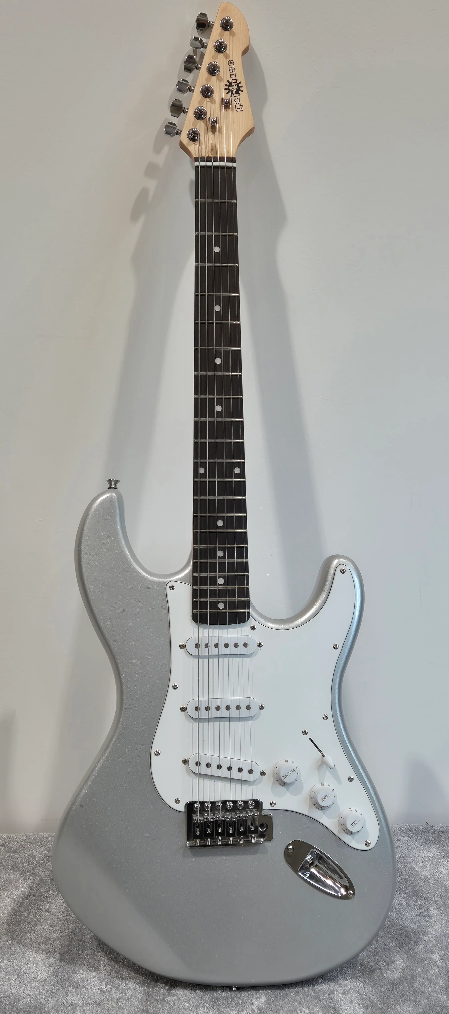 Gear4Music LA Series Stratocaster Electric Guitar and Gig Bag - Metallic Silver - Image 2