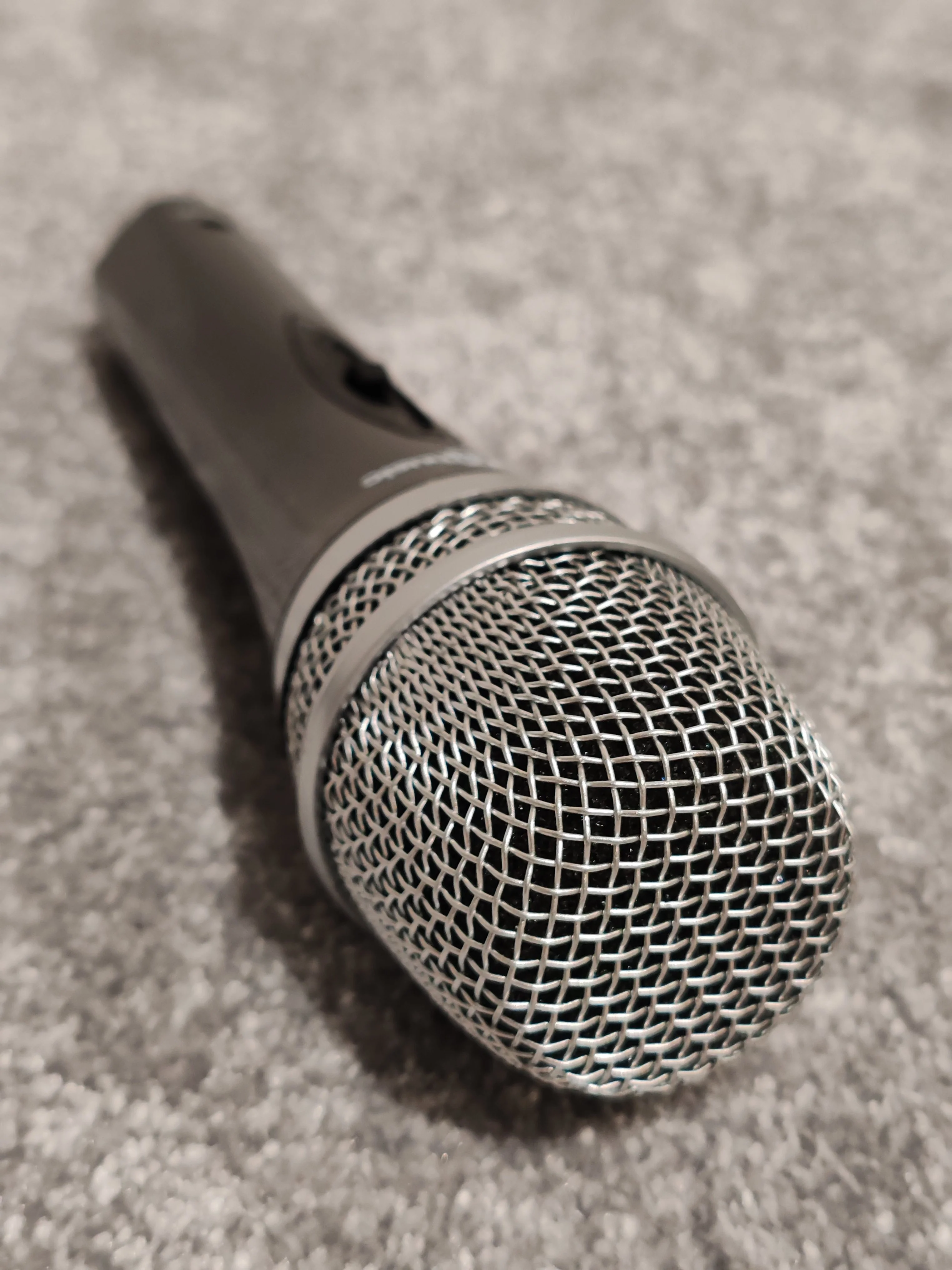 Gear4Music M1 Dynamic Microphone - Boxed - Image 2