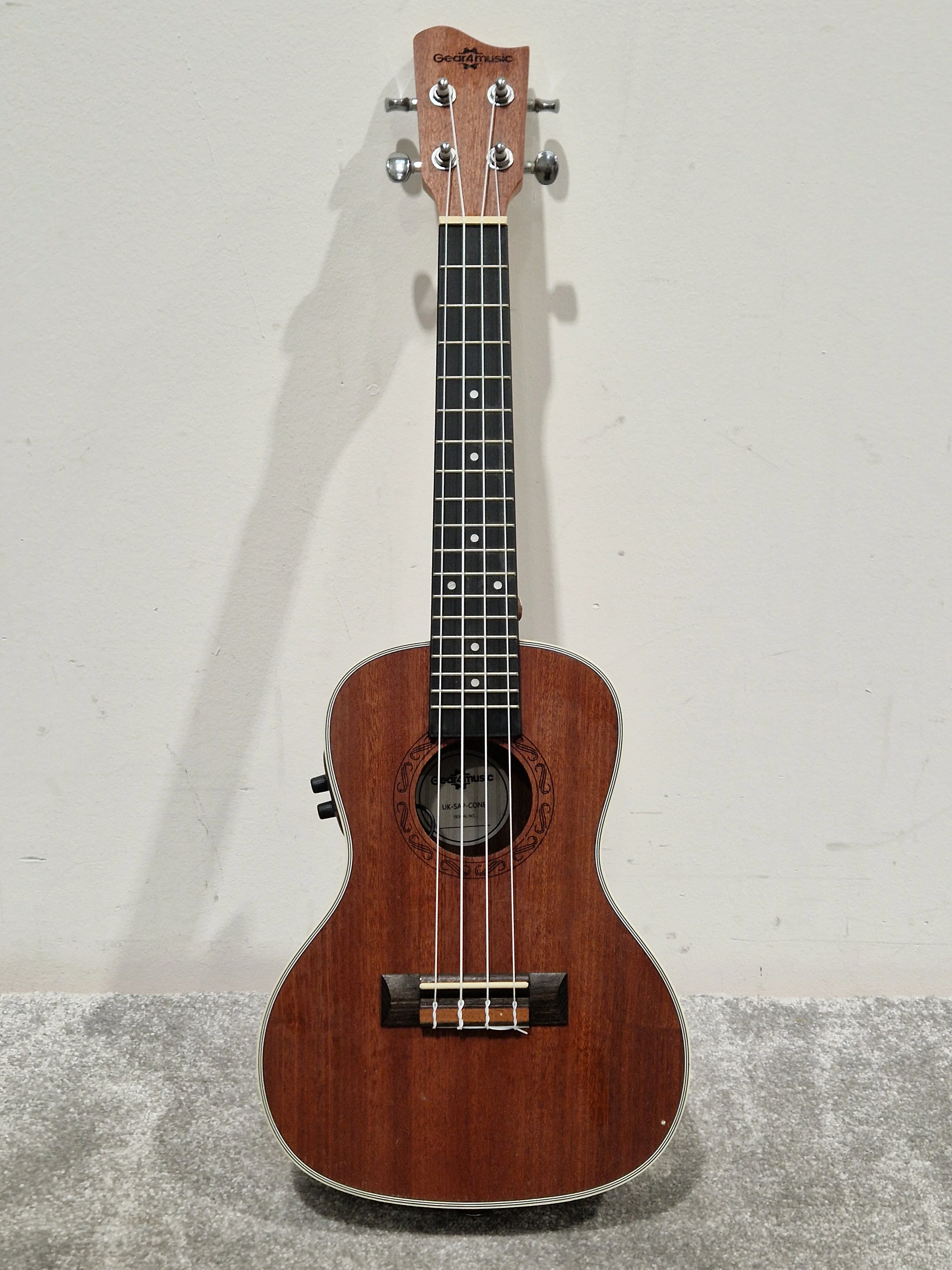 GEAR4MUSIC UK-SAP-CONE Electro-Acoustic Ukulele - Cutaway Design - Excellent - Image 12