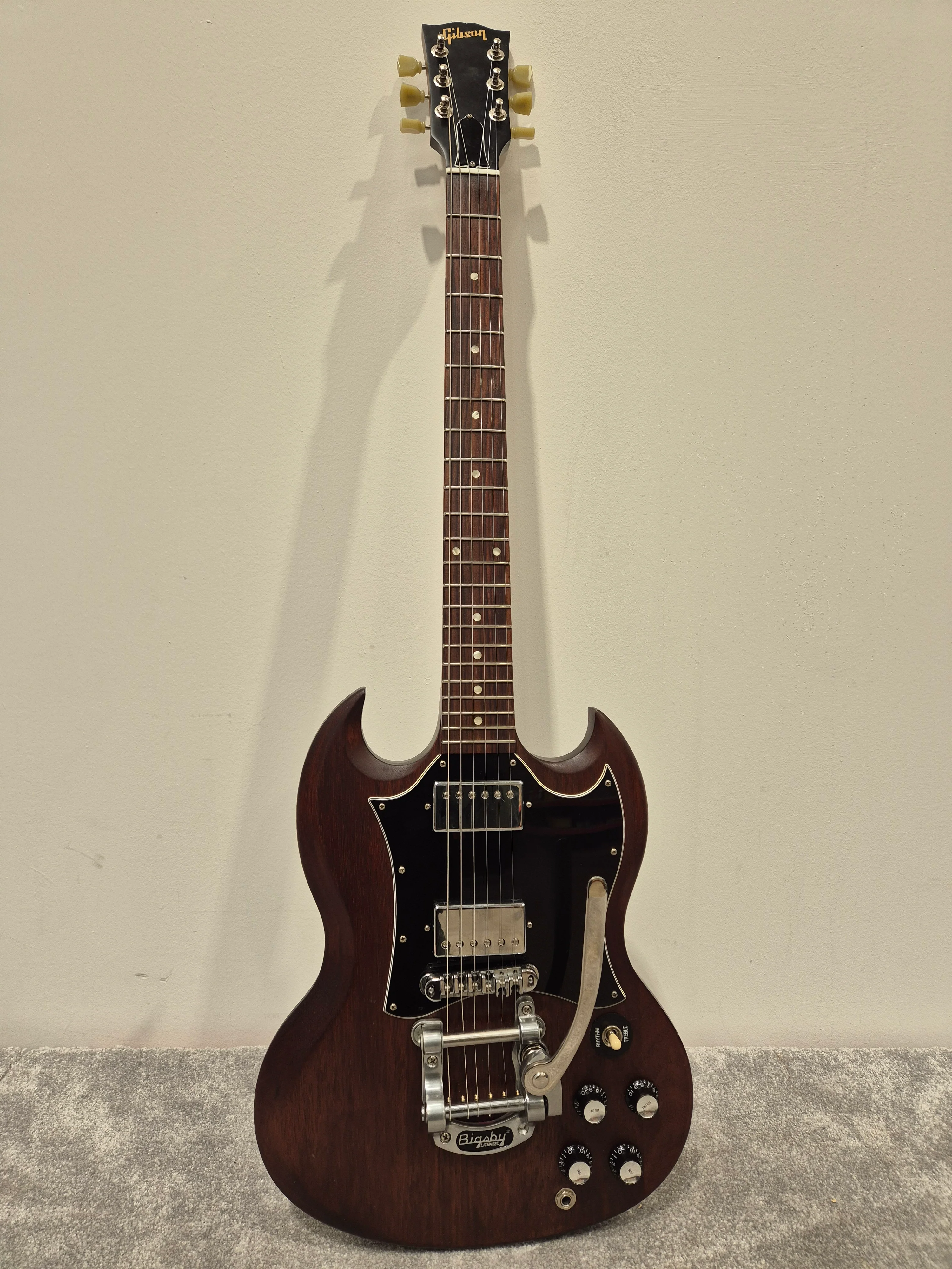 Gibson SG 2010 Special Edition with Bigsby Tailpiece, Solid-Body Electric Guitar w/ Gibson Hard Case - Image 2