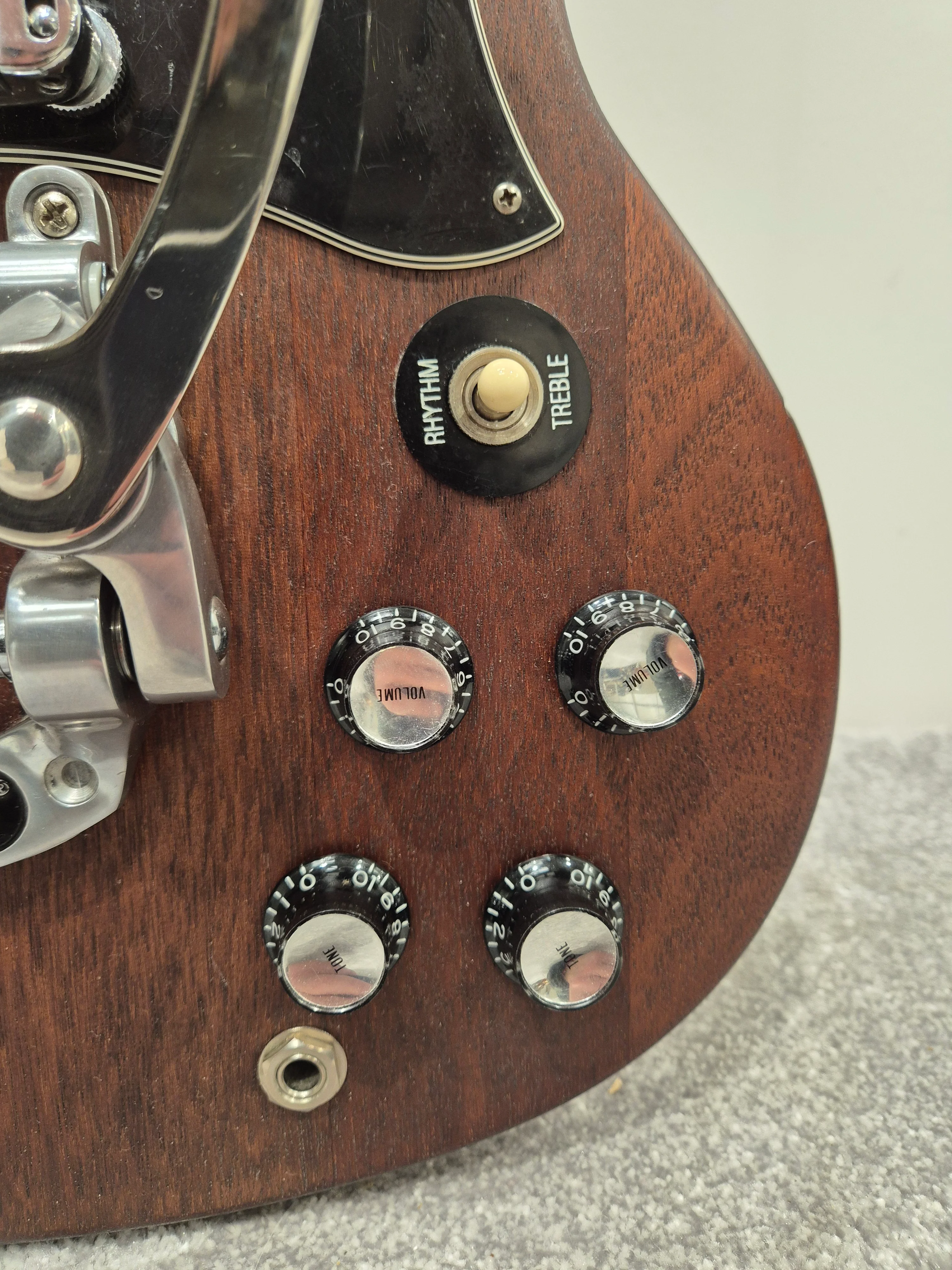 Gibson SG 2010 Special Edition with Bigsby Tailpiece, Solid-Body Electric Guitar w/ Gibson Hard Case - Image 3