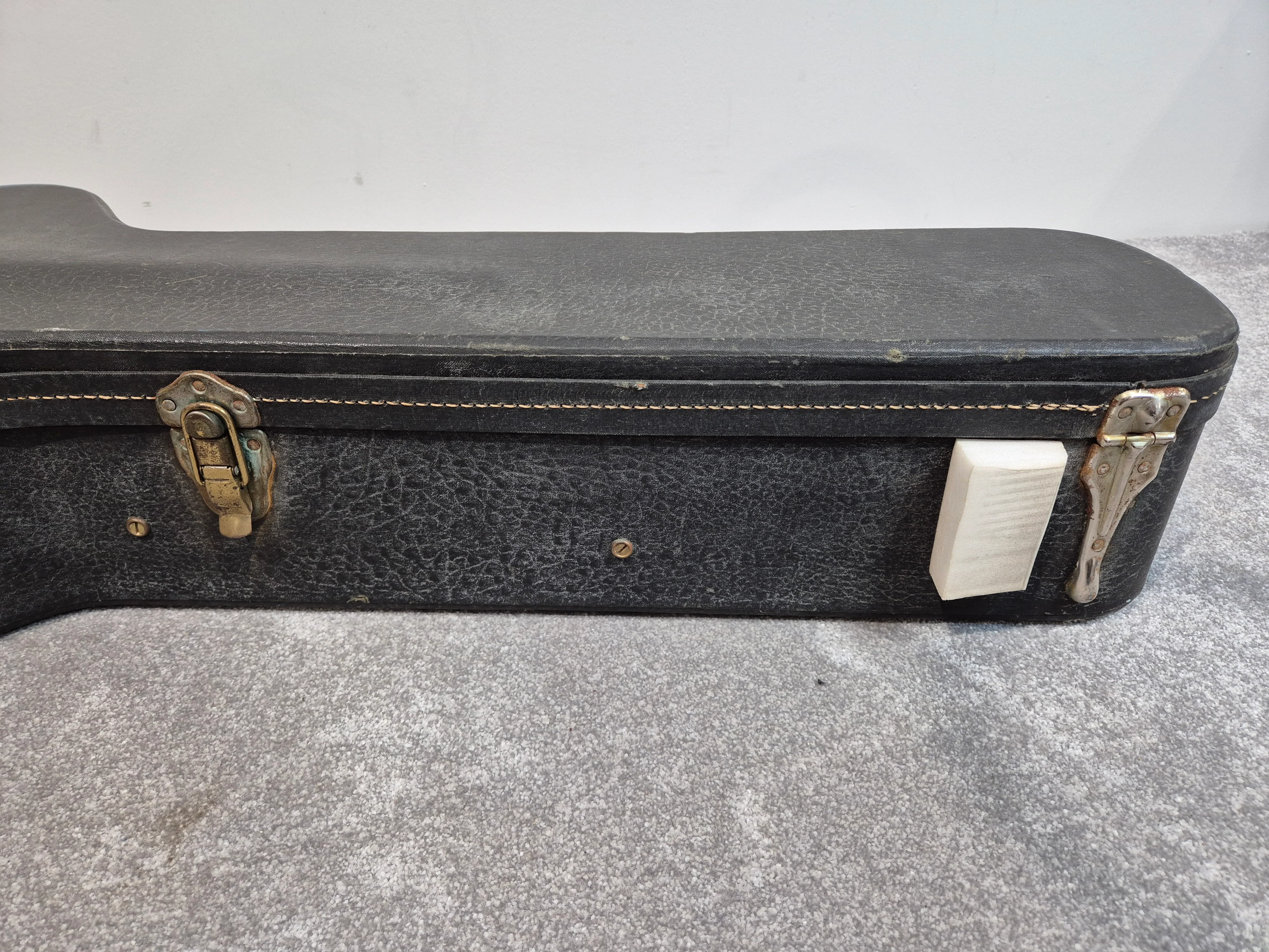 Guild Hard Case - Acoustic Guitar Hard Case - Dreadnought - Image 9