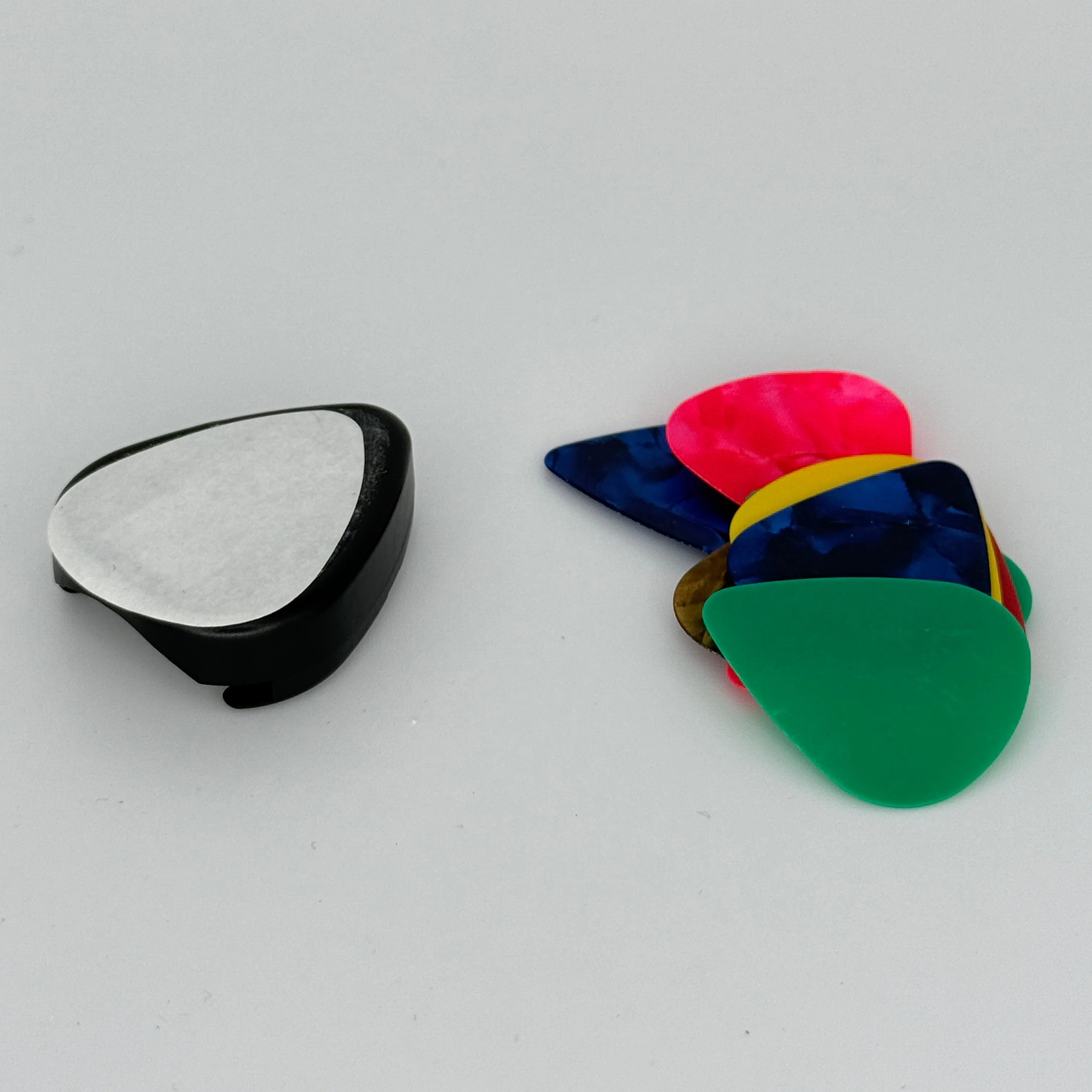 Guitar Pick / Plectrum Holder & 10 Assorted Plectrums for Guitar / Ukulele / Bass - Image 4