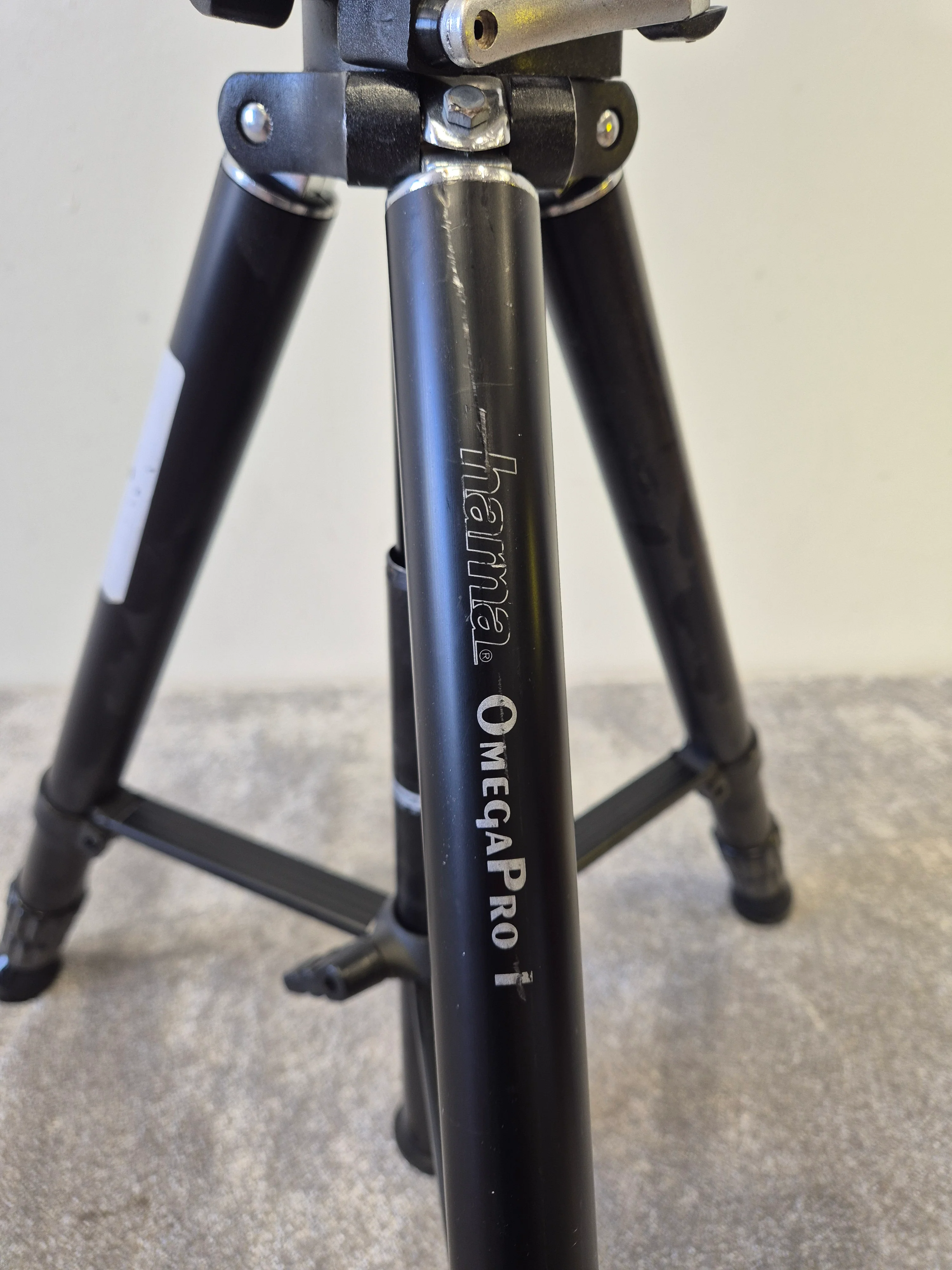 Hama OmegaPro Tripod Stand - Adjustable Height - Lightweight & Stable - Very Good - Image 2