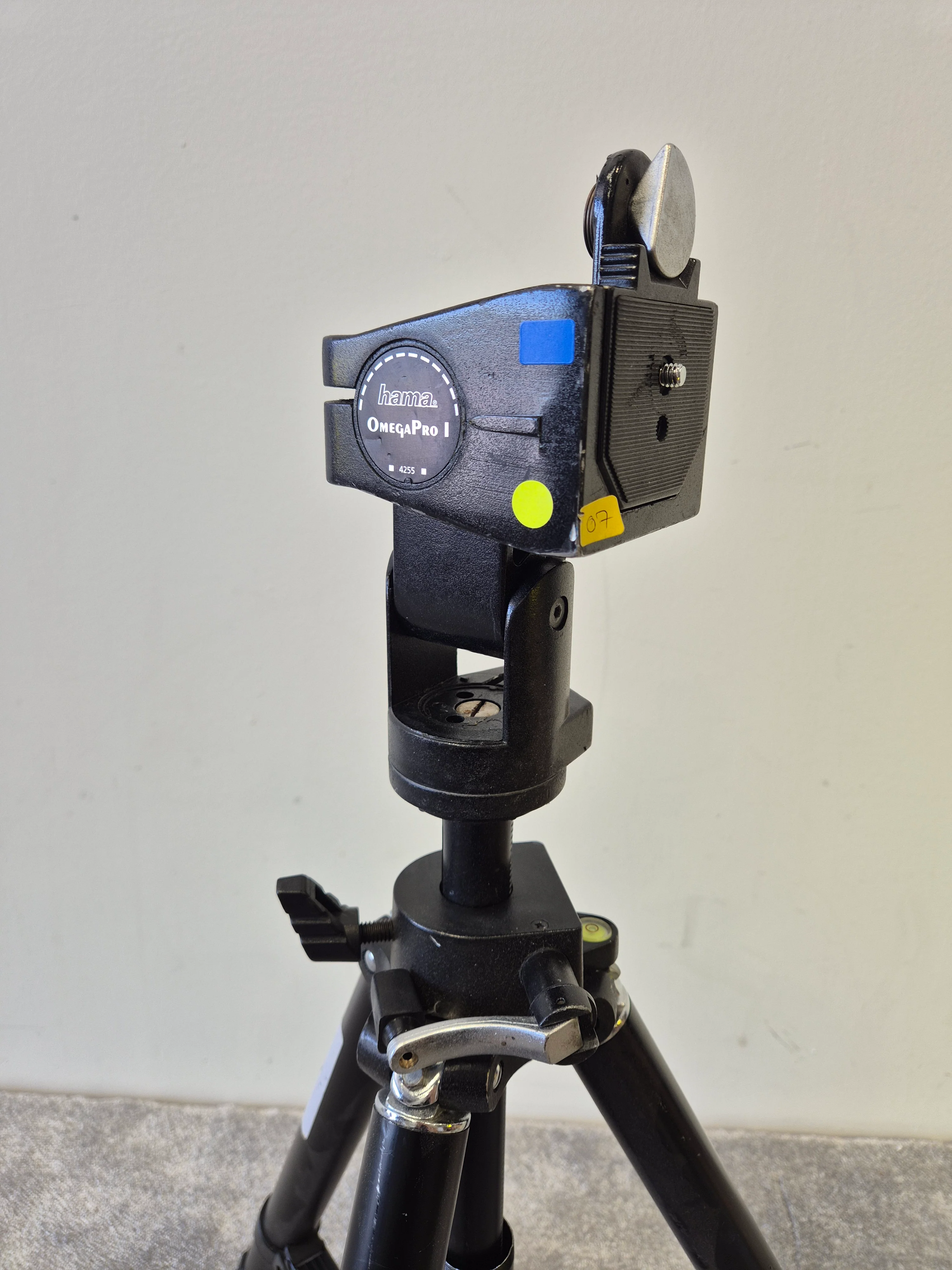 Hama OmegaPro Tripod Stand - Adjustable Height - Lightweight & Stable - Very Good - Image 3