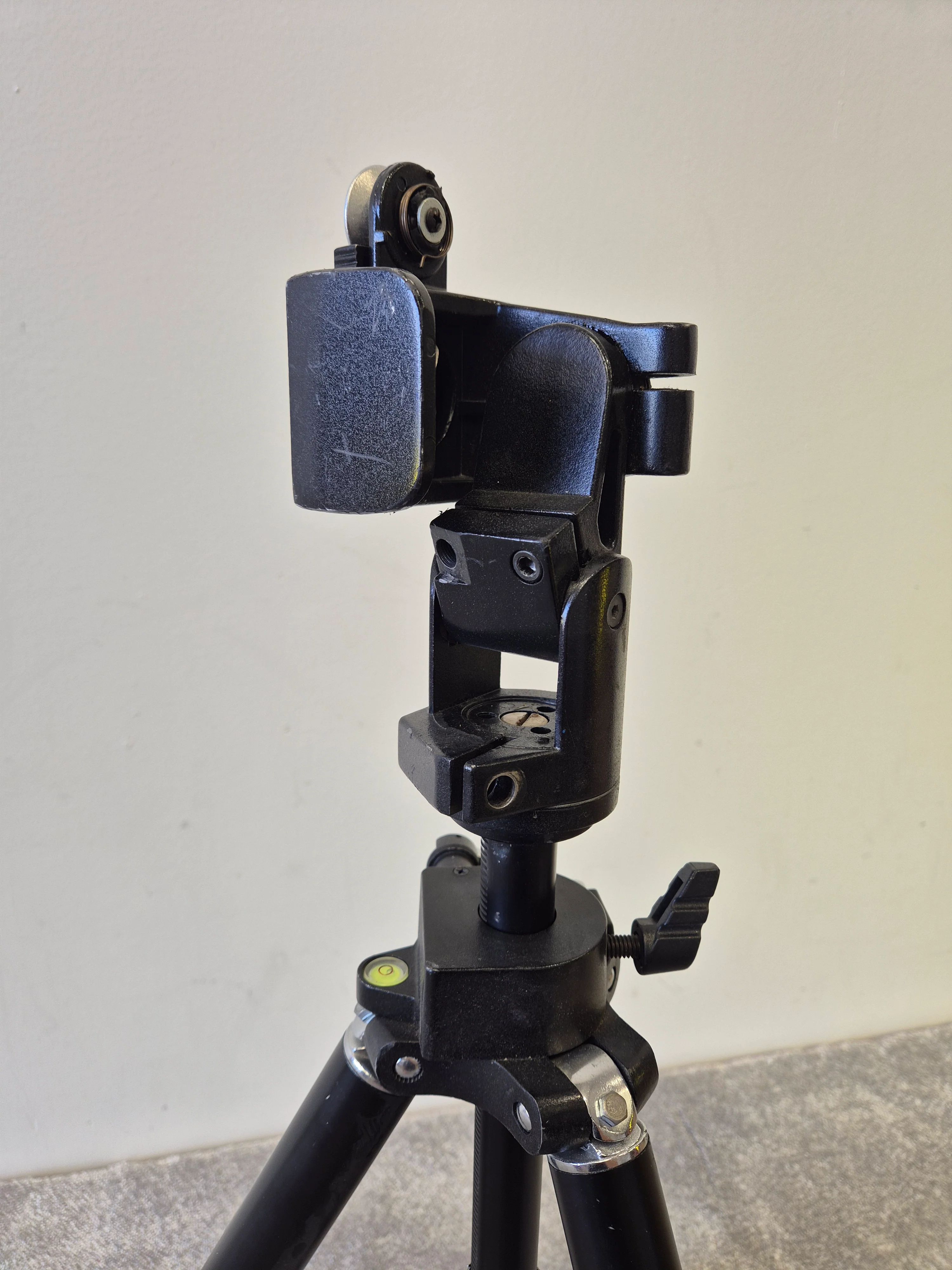 Hama OmegaPro Tripod Stand - Adjustable Height - Lightweight & Stable - Very Good - Image 4