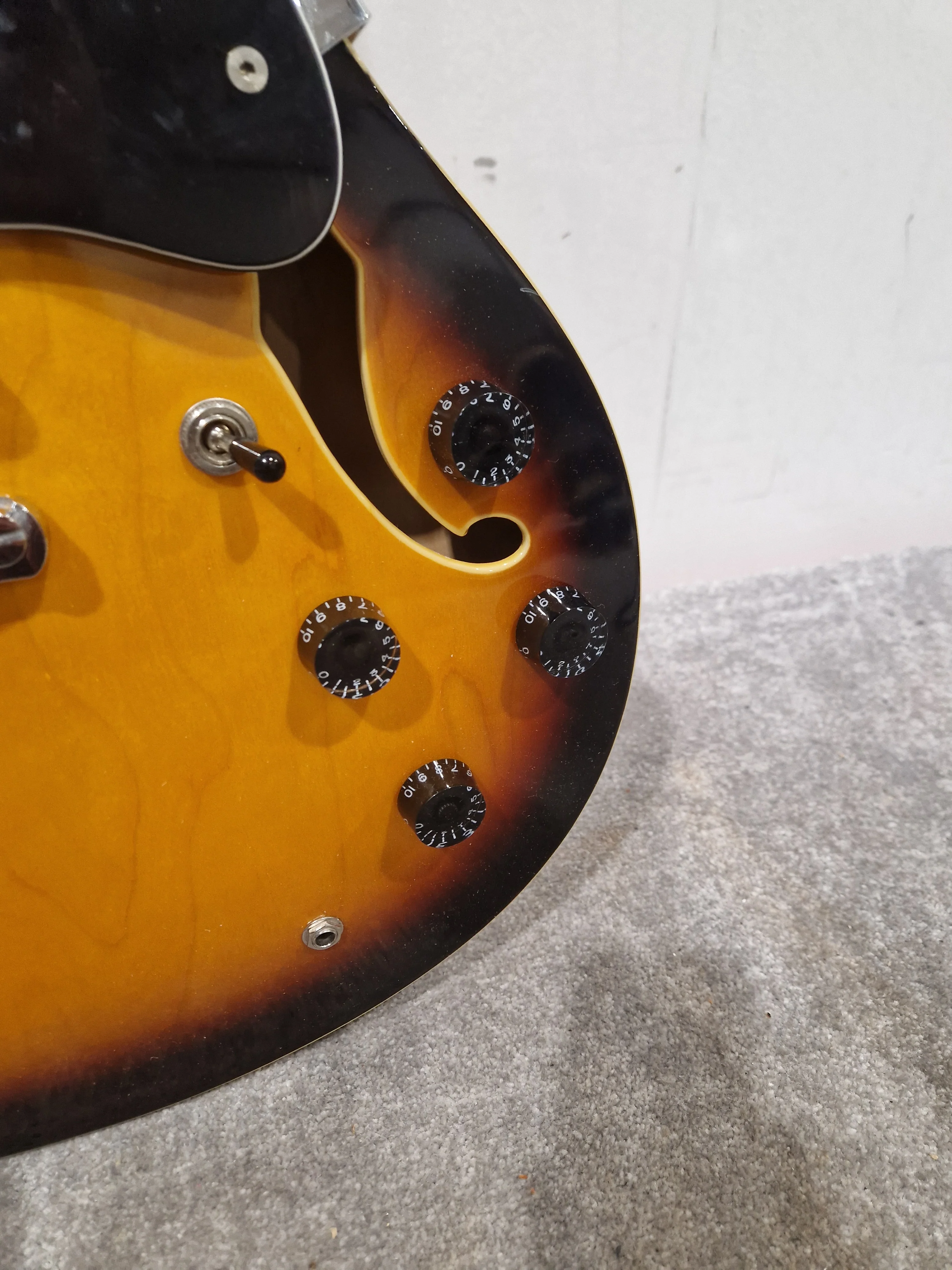 Hamer XT - Semi-Hollow Electric Guitar - Sunburst - Excellent w/ Hard Case - Image 4