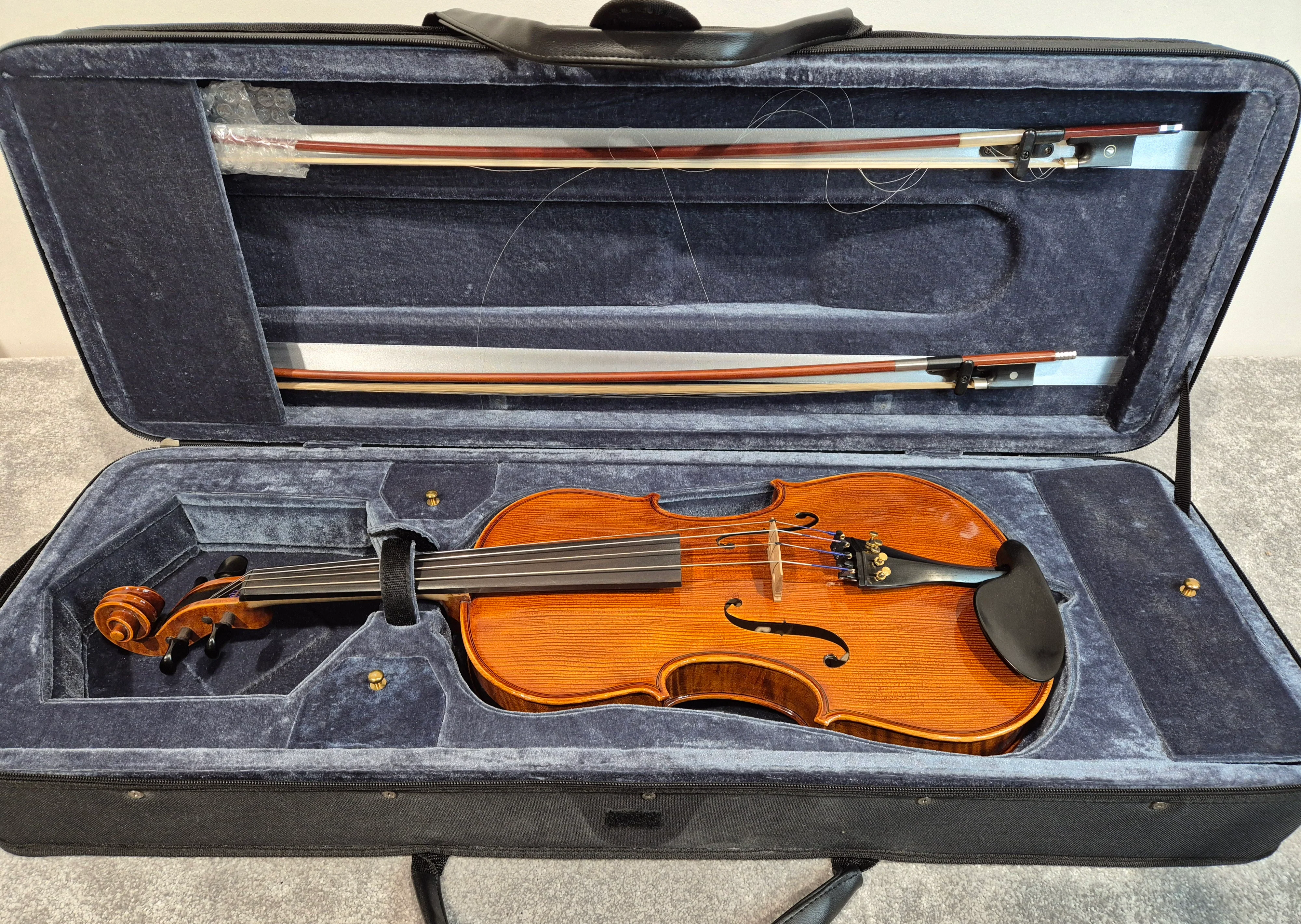 Hidersine Piacenza 1 Violin + Hard Case + 2 Quality Bows - Image 2