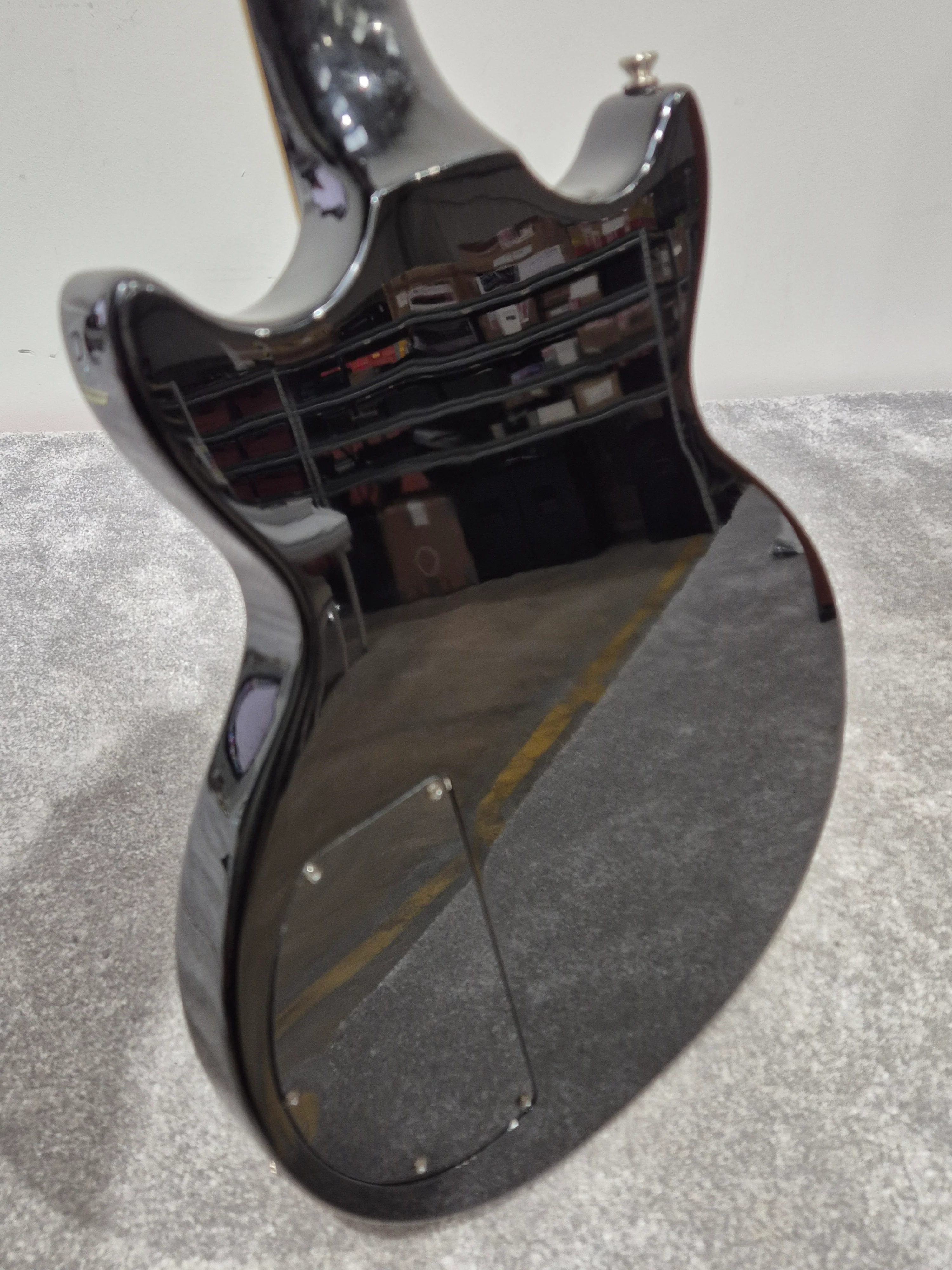 Hofner Six String Electric Guitar - Black P90s and Bigsby Tremolo - Excellent - Image 10