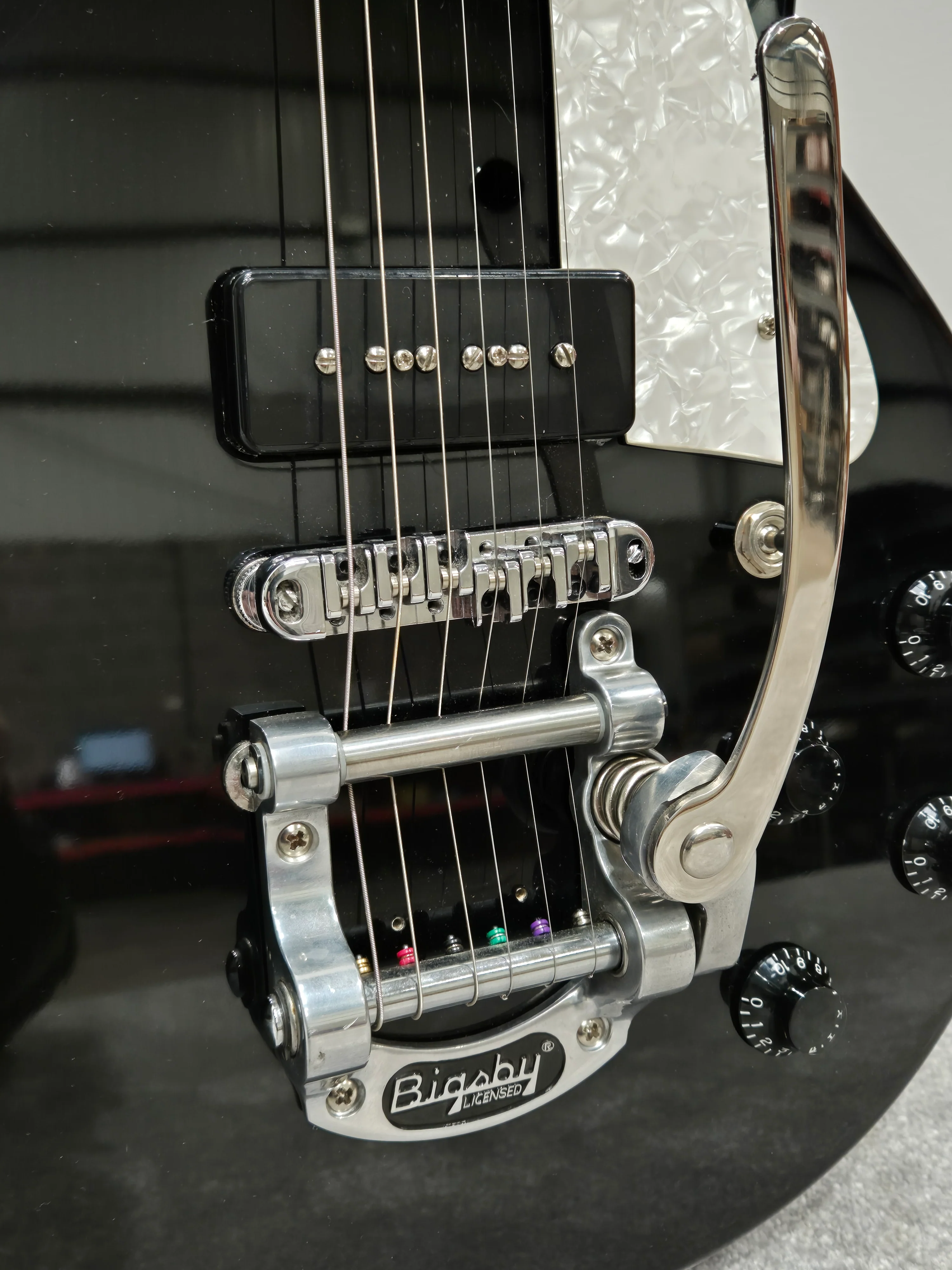 Hofner Six String Electric Guitar - Black P90s and Bigsby Tremolo - Excellent - Image 4