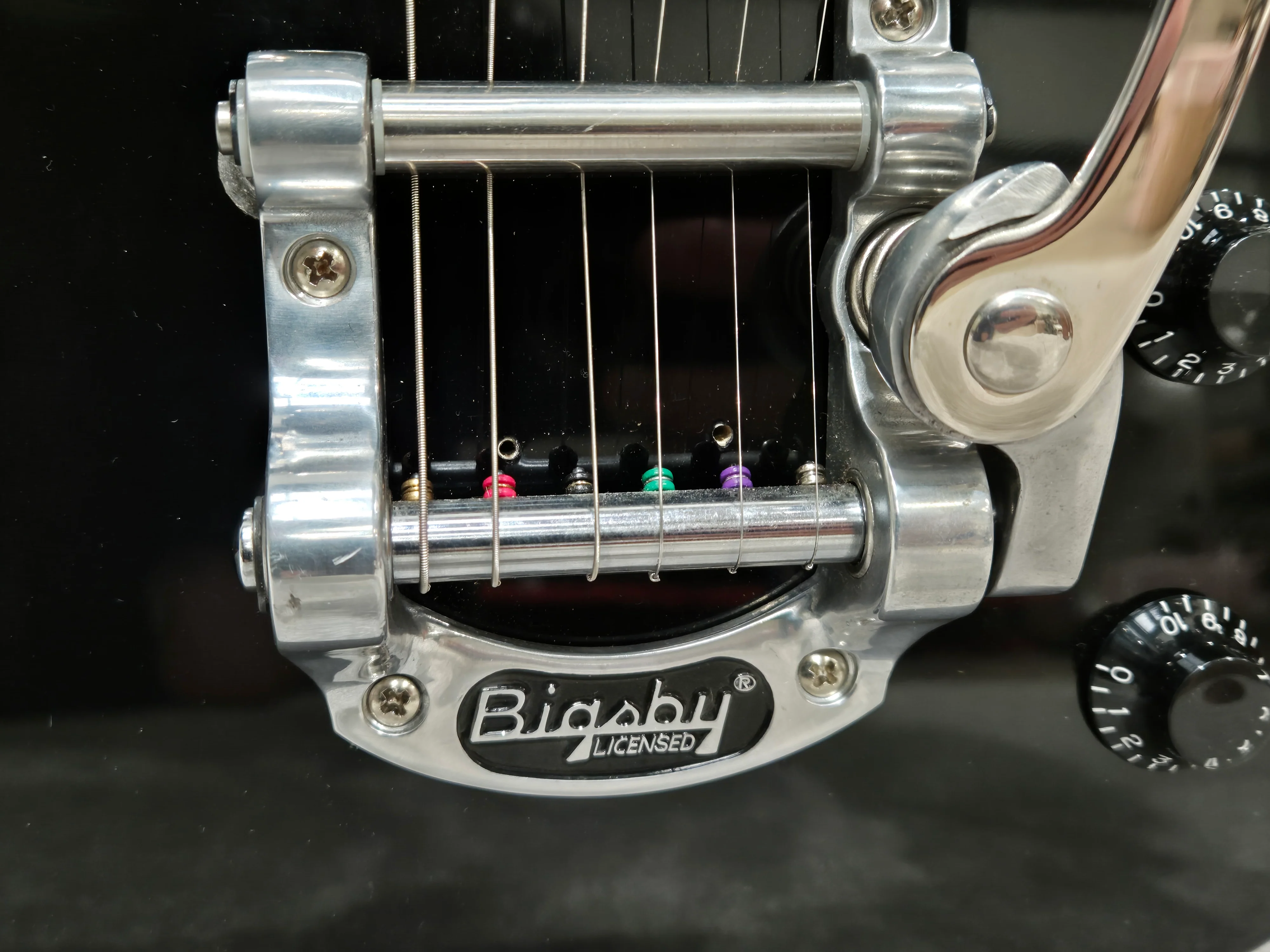 Hofner Six String Electric Guitar - Black P90s and Bigsby Tremolo - Excellent - Image 5