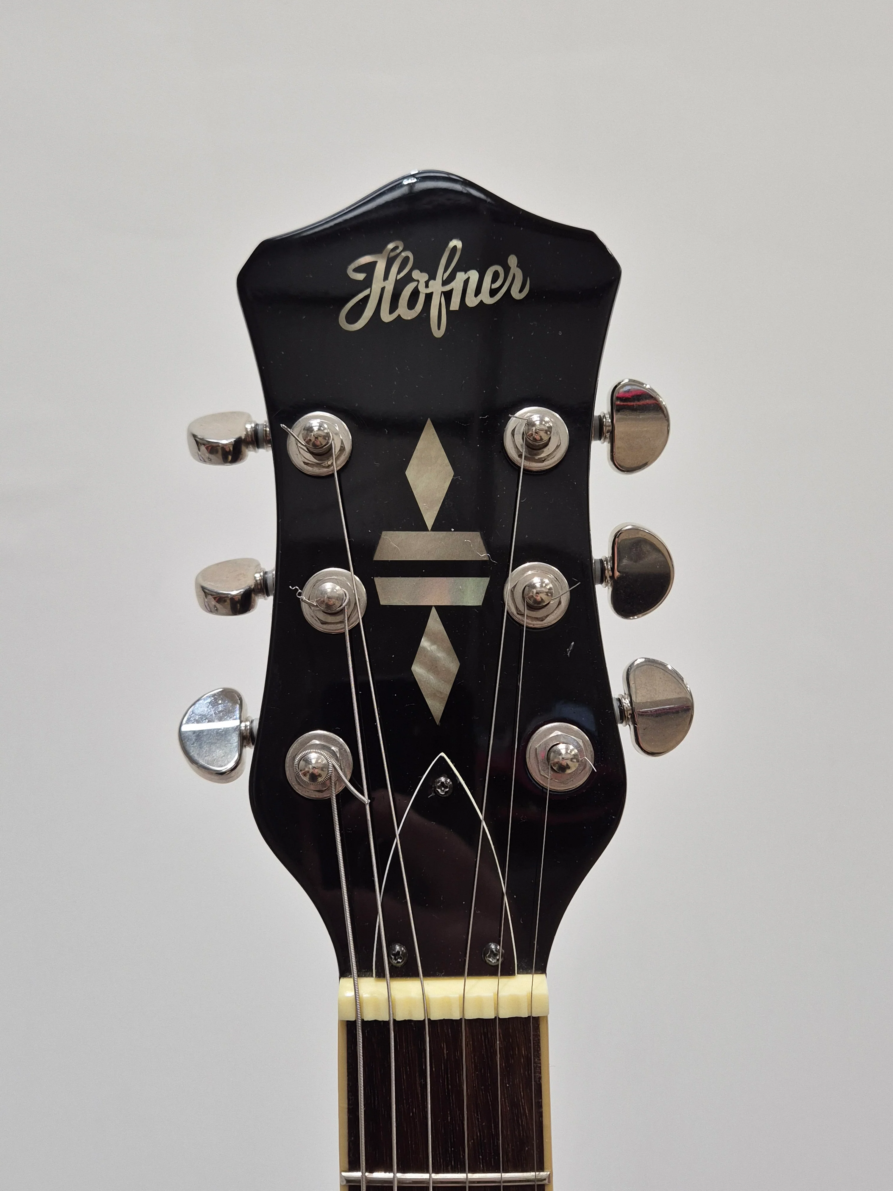 Hofner Six String Electric Guitar - Black P90s and Bigsby Tremolo - Excellent - Image 7