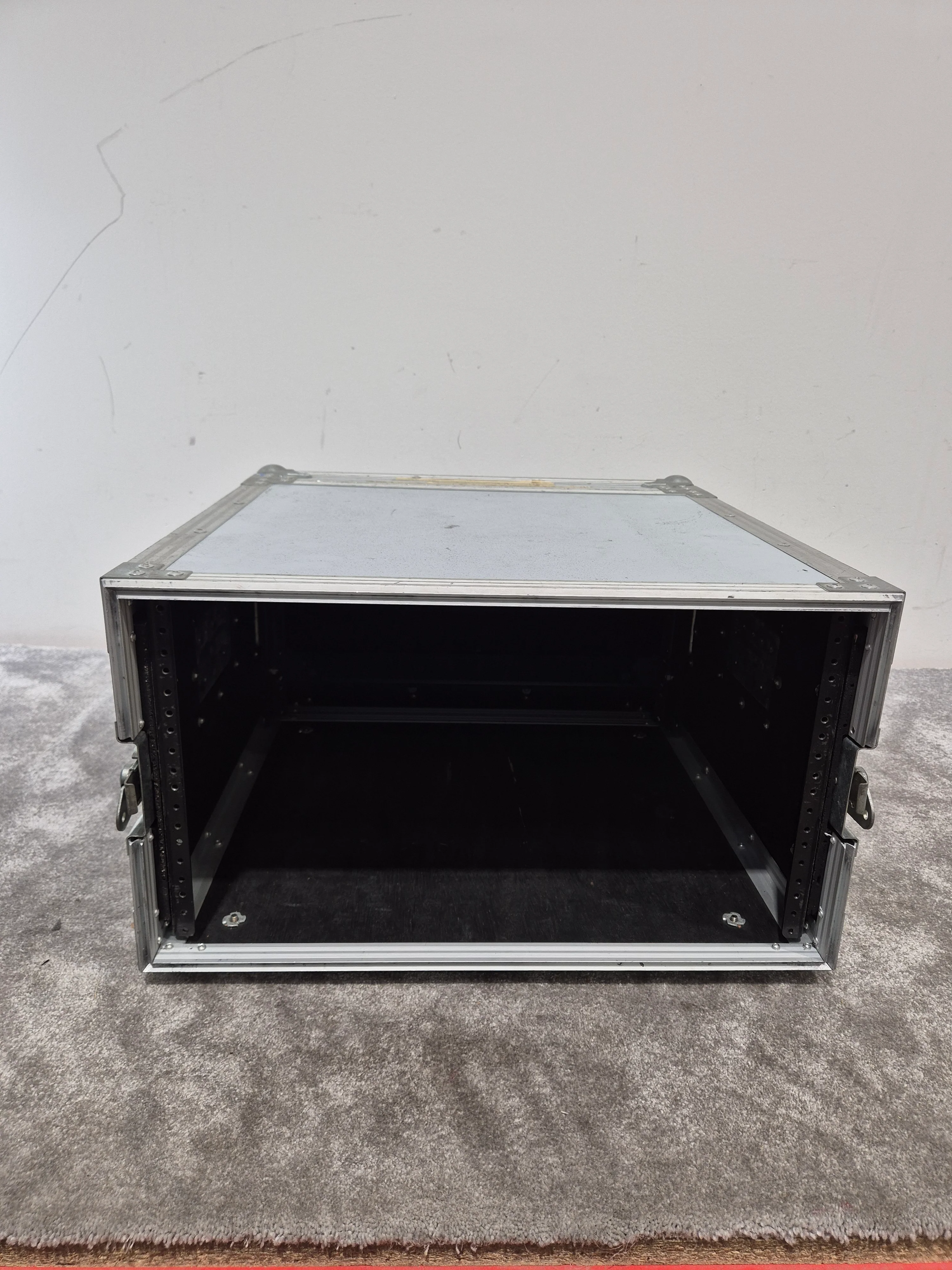 Idex 6U Flight Case - Heavy-Duty Protection, 42x48x27 Internal Dimensions - Good - Image 4