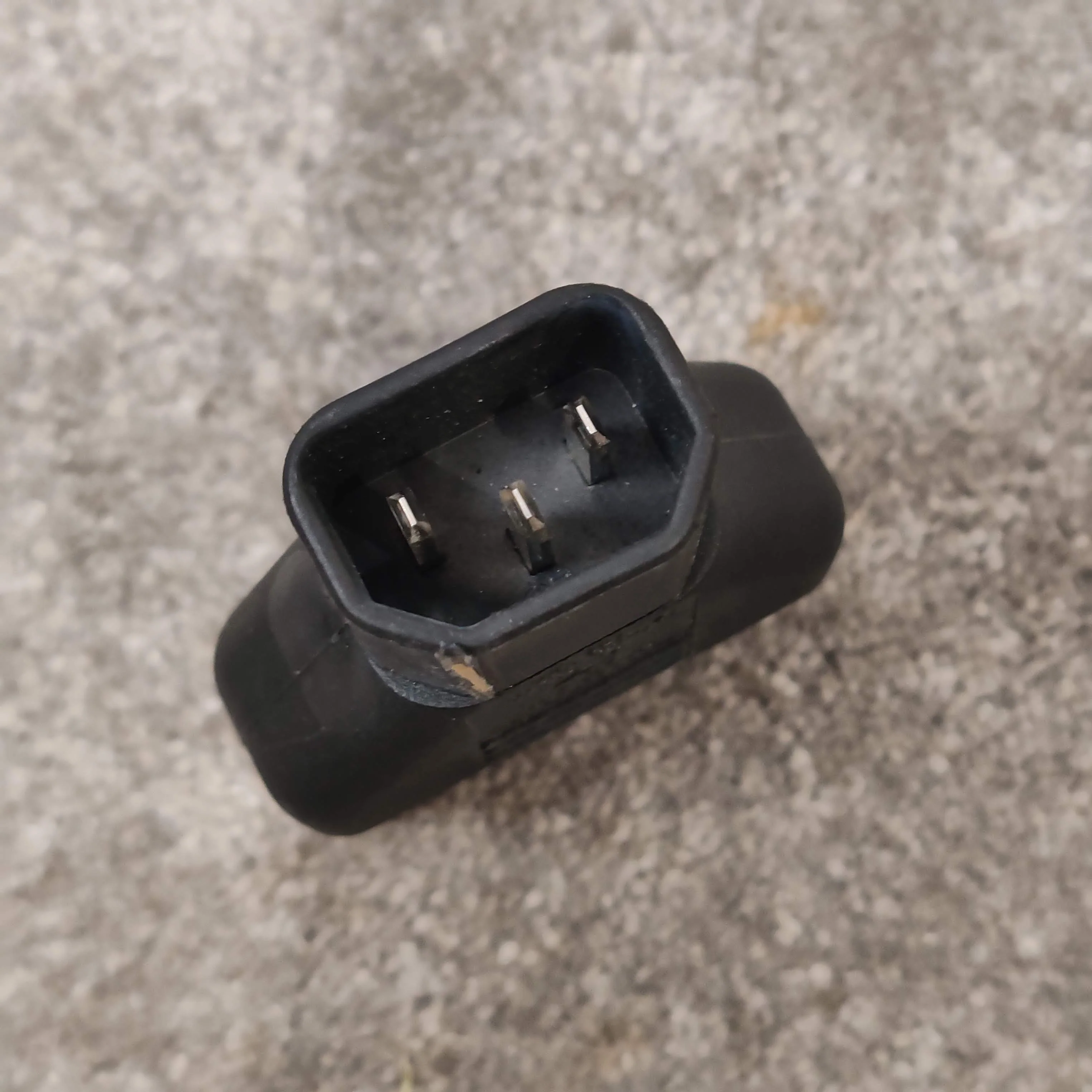 IEC C14 TO Dual C13 Y-splitter Power Adapter - Power Distribution Accessory - Durable Construction - Very Good - Image 3