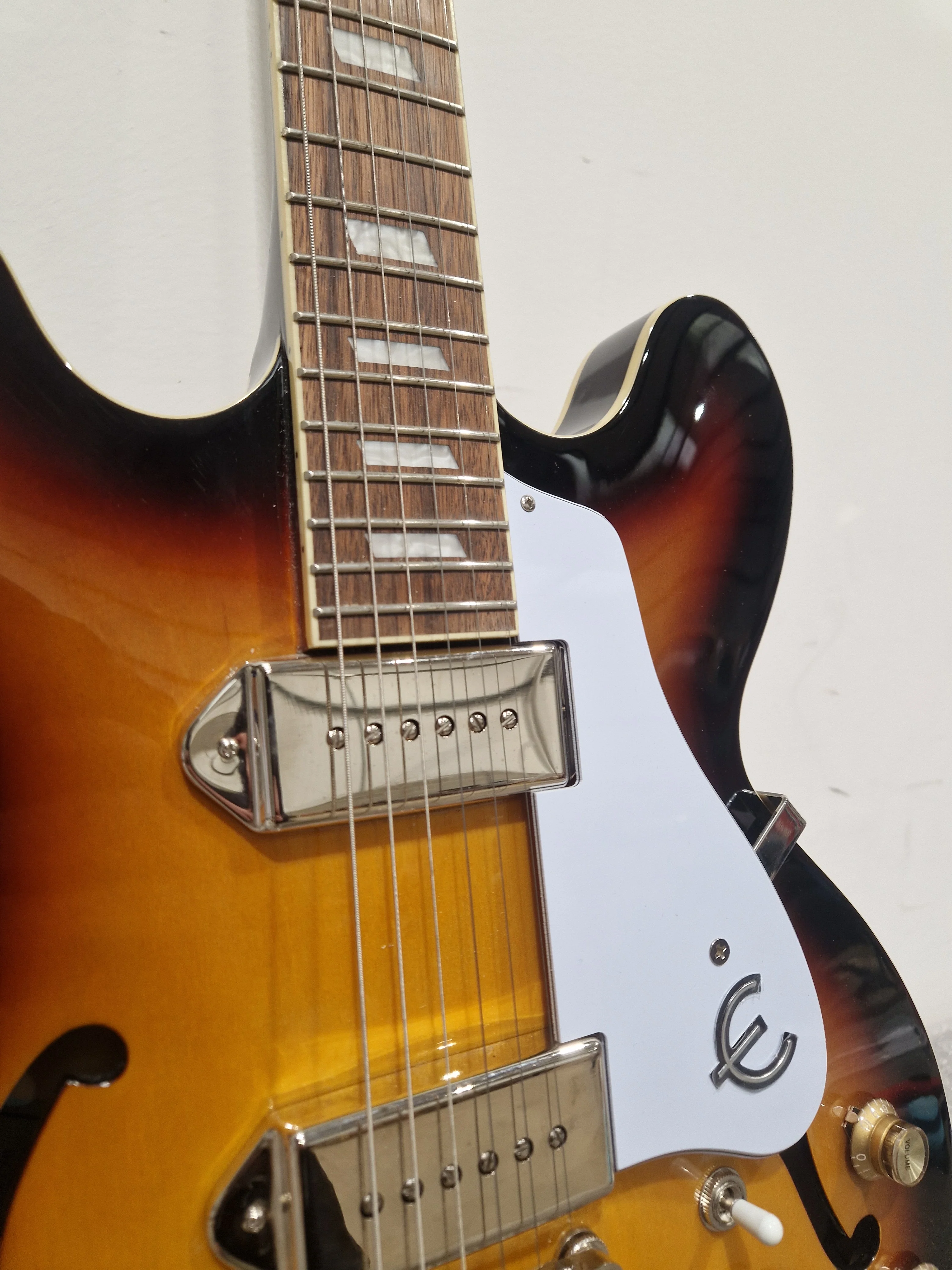 Epiphone Casino Reissue - Semi-Hollow Electric Guitar, Vintage Sunburst - Excellent, Refurbished - Image 6