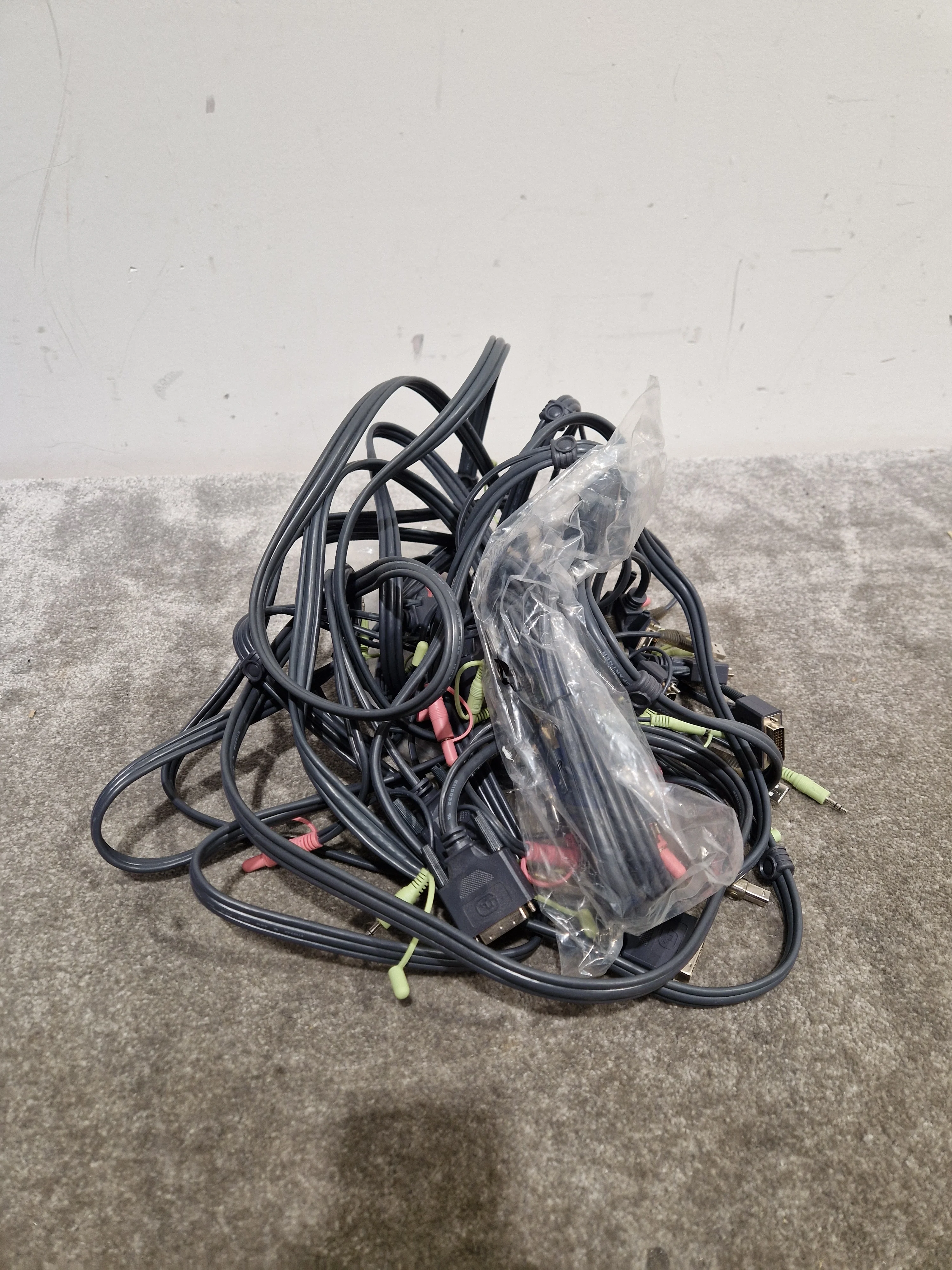 Job-Lot OF 2L7D02UI ATEN 6ft KVM Switch Cables - Grey X8 – KVM Switch Cable - Excellent - Image 5
