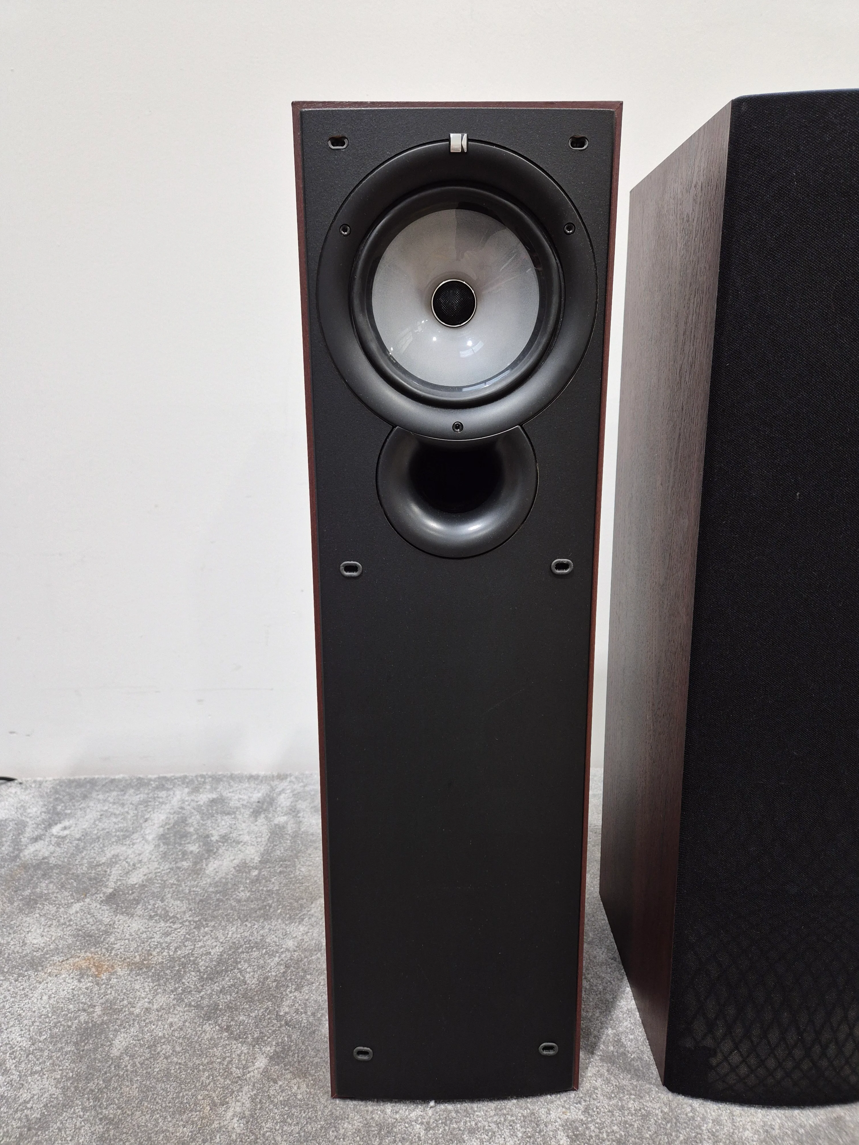 KEF Q35 - Two-Way Coaxial Speaker System - Image 4