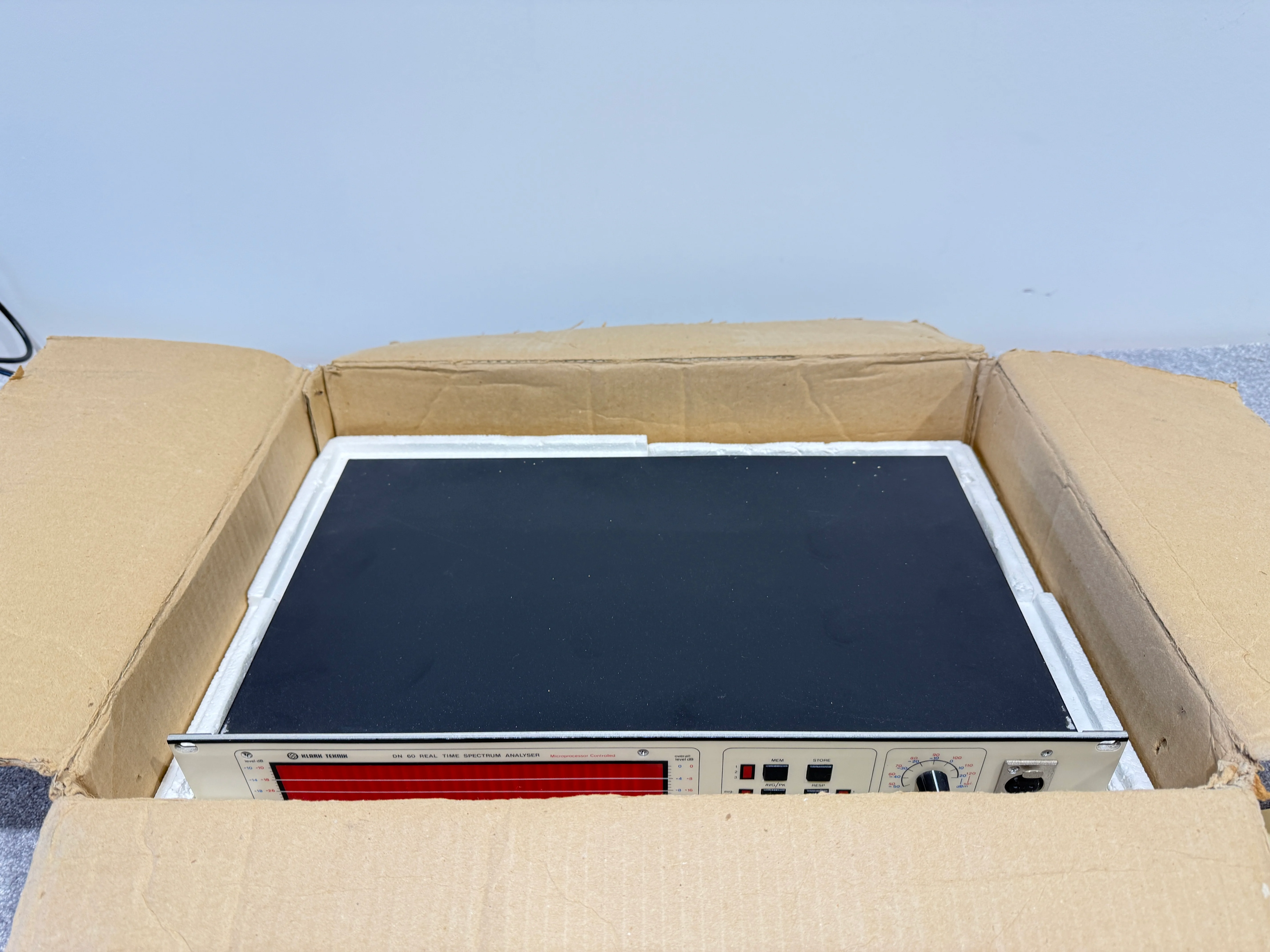 Klark-Teknik DN60 Real Time Spectrum Analyser - Image 8