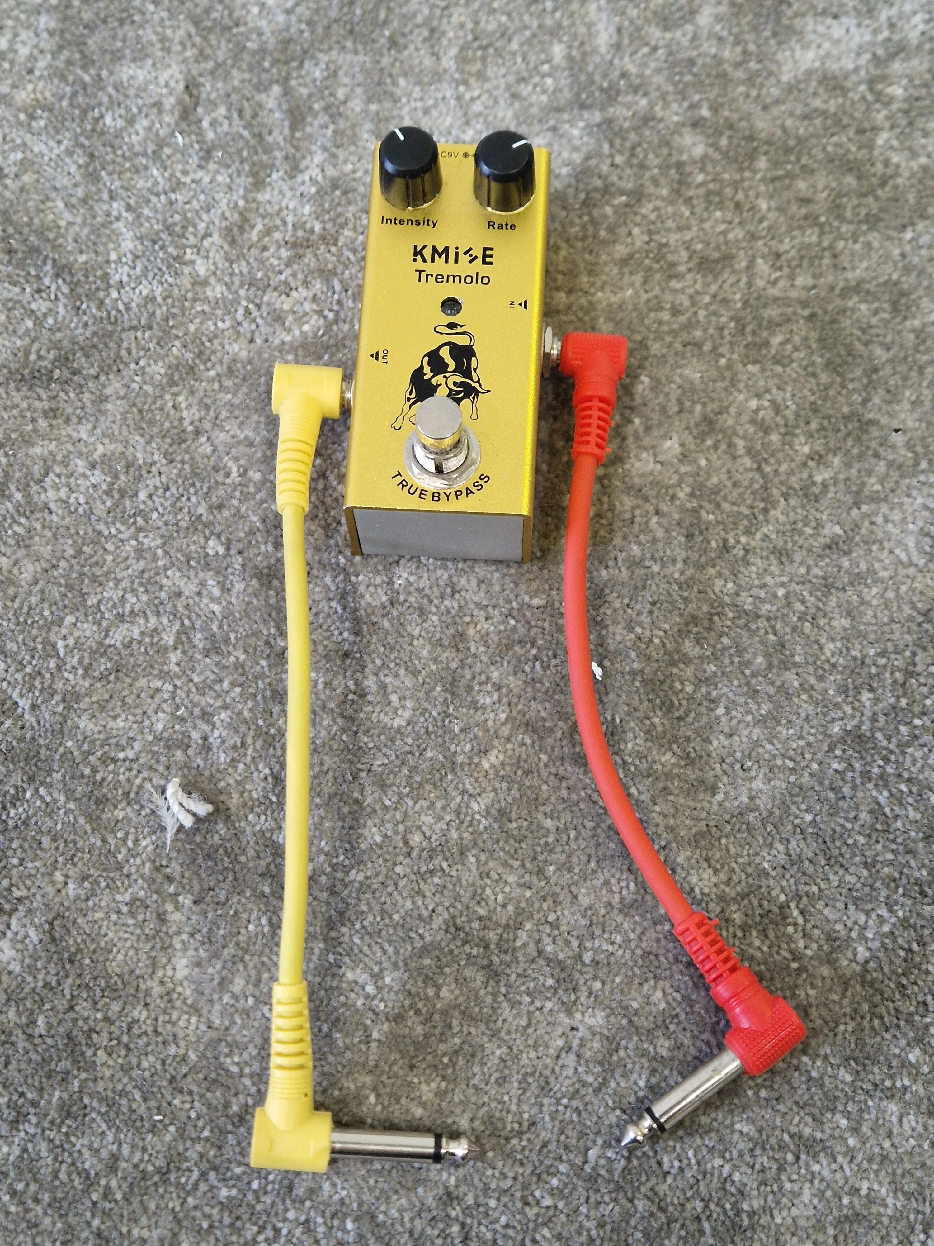 Kmise Tremolo Effects Pedal – True Bypass – Excellent w/ AUX Cables - Image 2