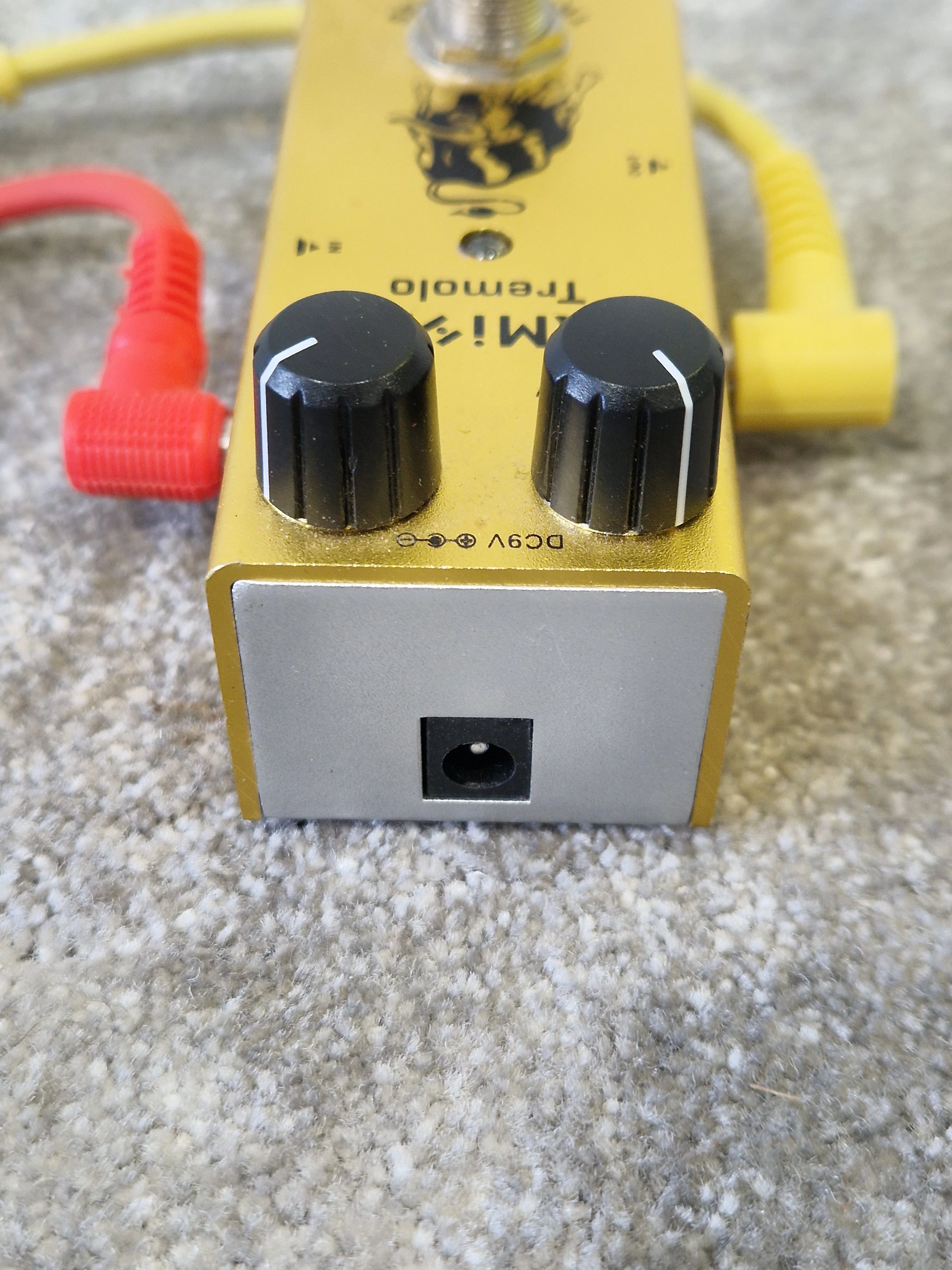 Kmise Tremolo Effects Pedal – True Bypass – Excellent w/ AUX Cables - Image 3