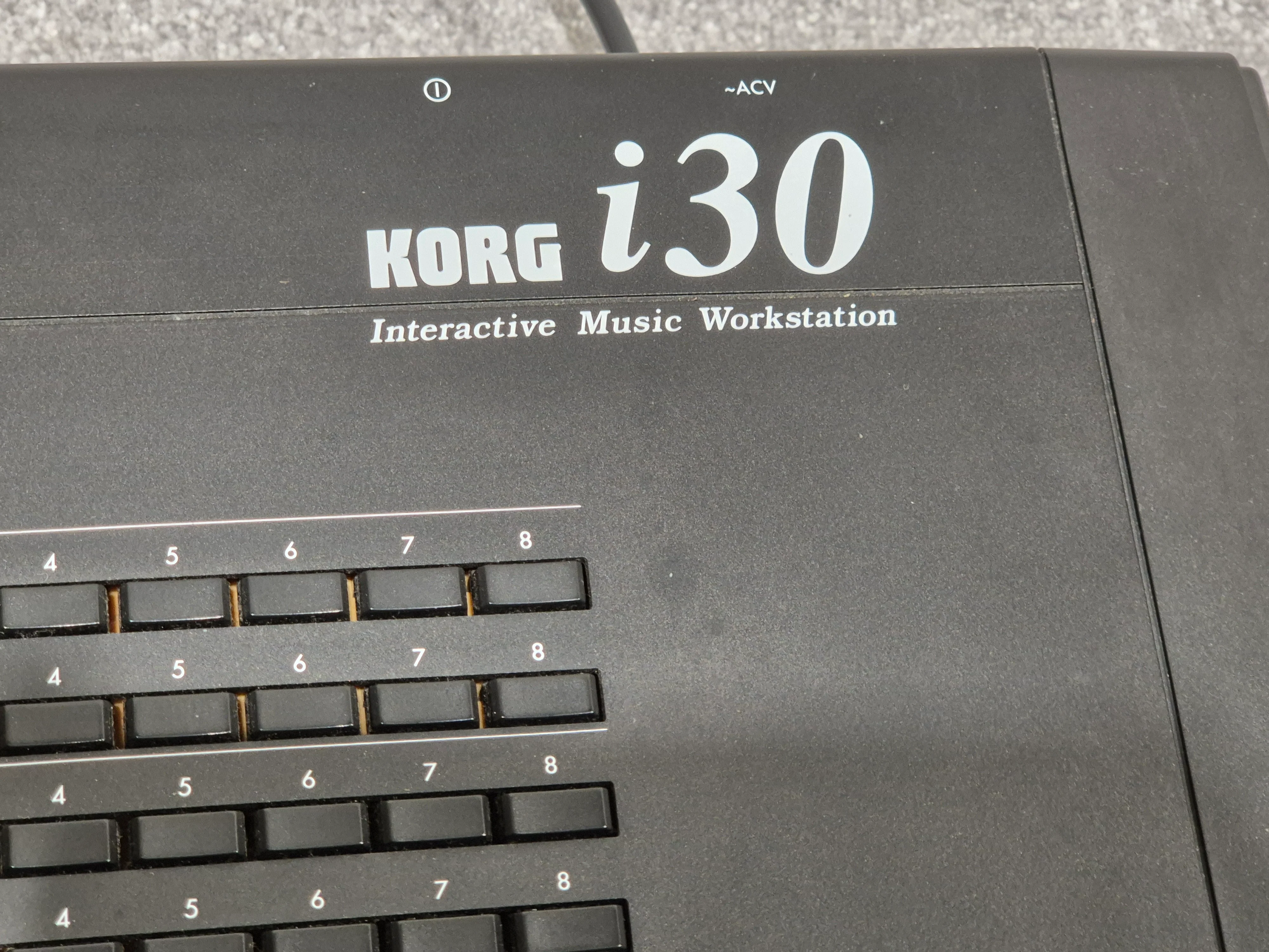 Korg i30 - Synthesizer & Music Workstation Includes Soft Bag - Image 3