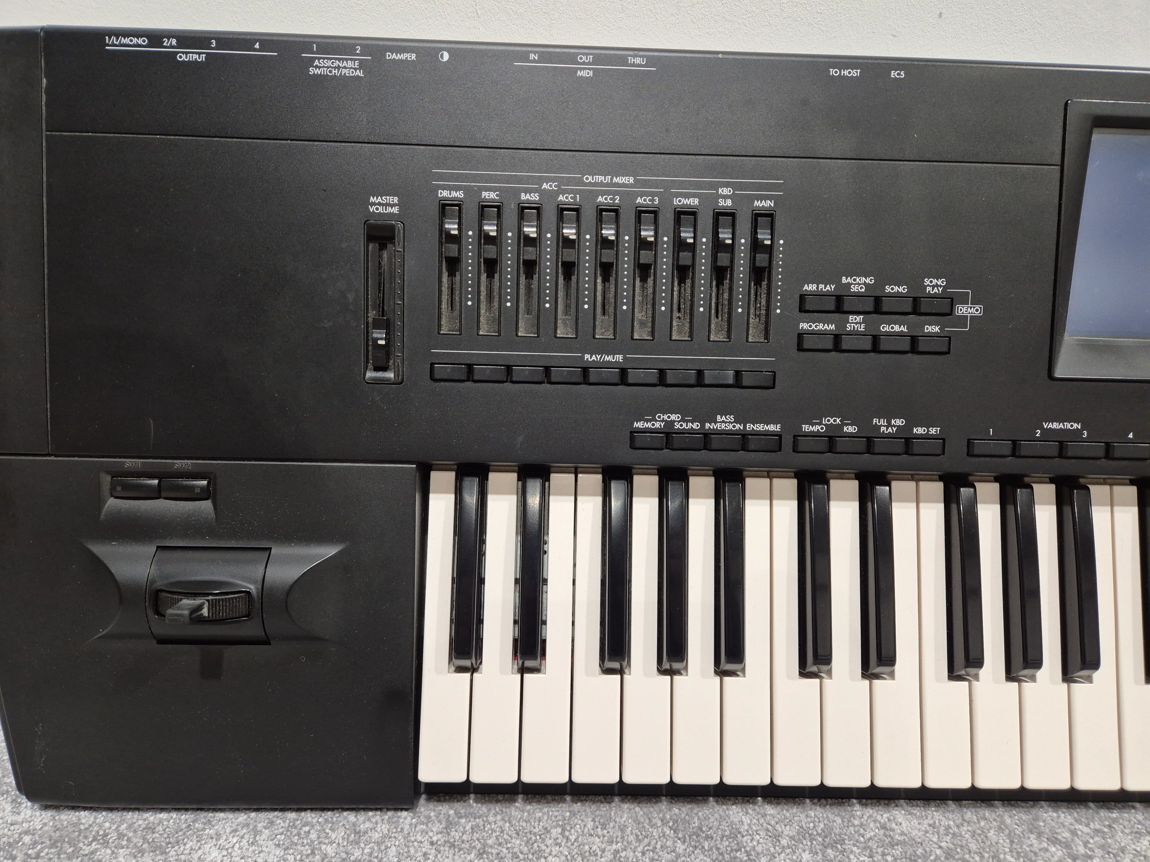 Korg i30 - Synthesizer & Music Workstation Includes Soft Bag - Image 4
