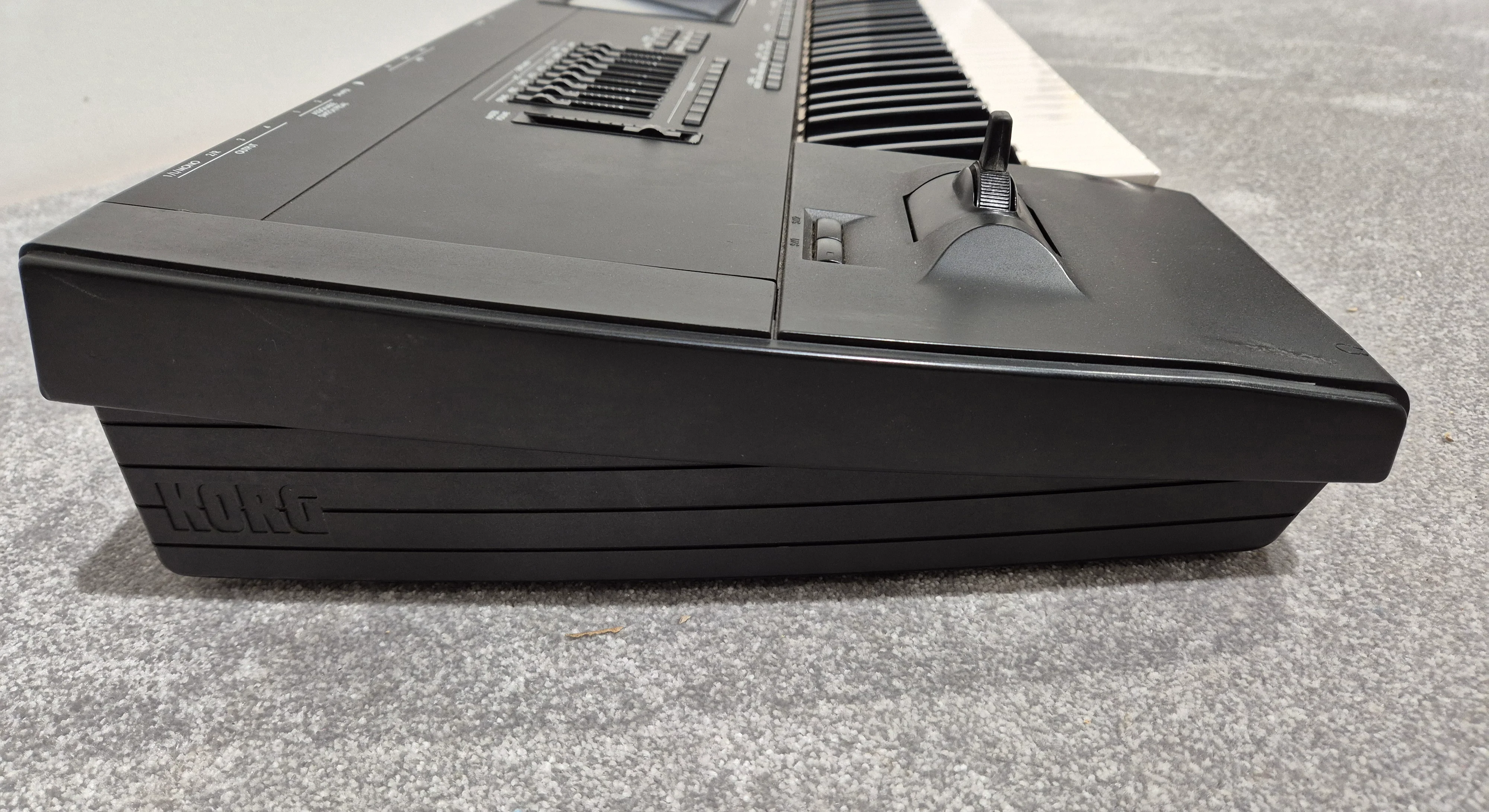 Korg i30 - Synthesizer & Music Workstation Includes Soft Bag - Image 6